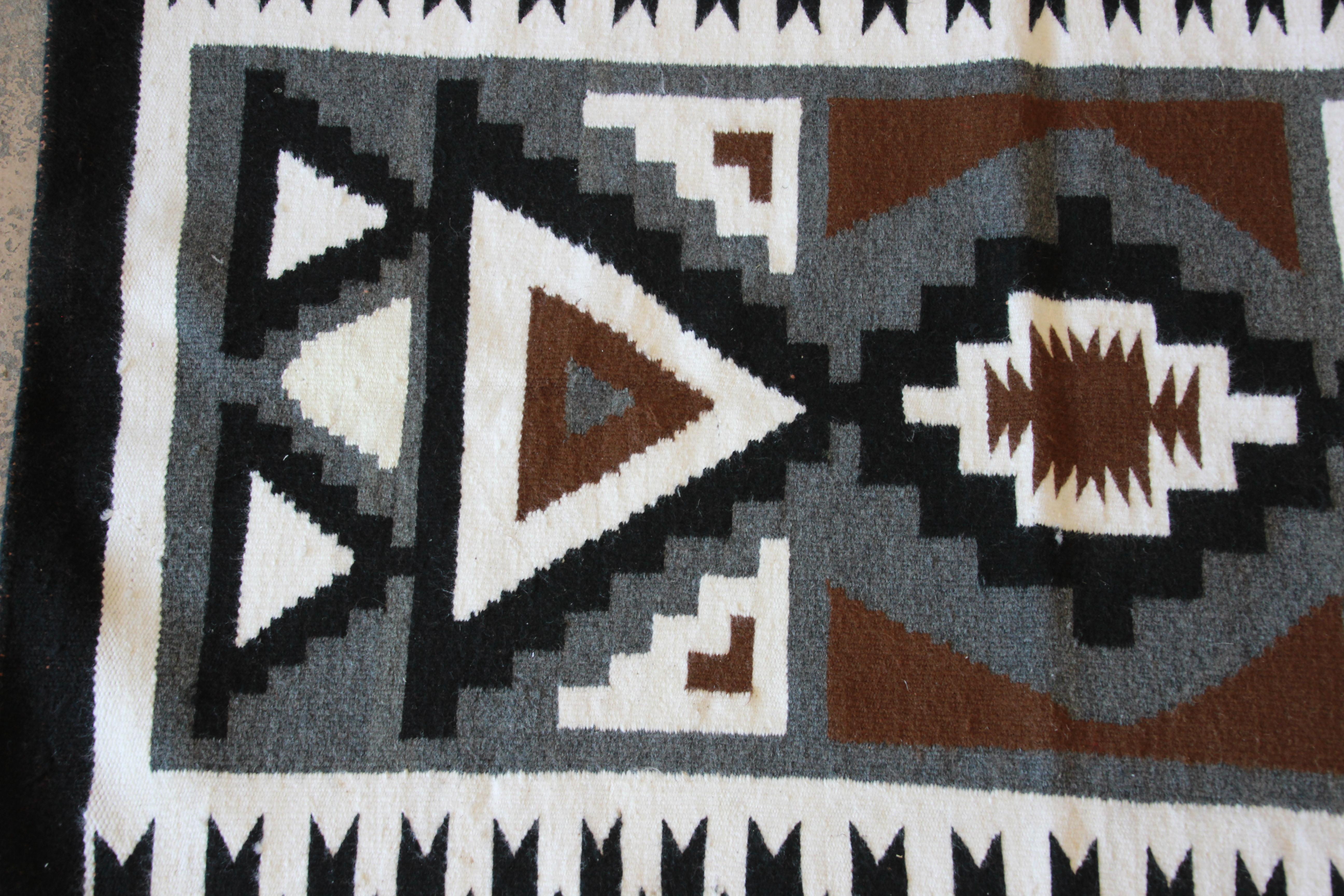 Handgewebter Navajo-Teppich im Vintage-Stil in Schwarz, Weiß, Braun und Grau, ca. 1950er Jahre (Wolle) im Angebot