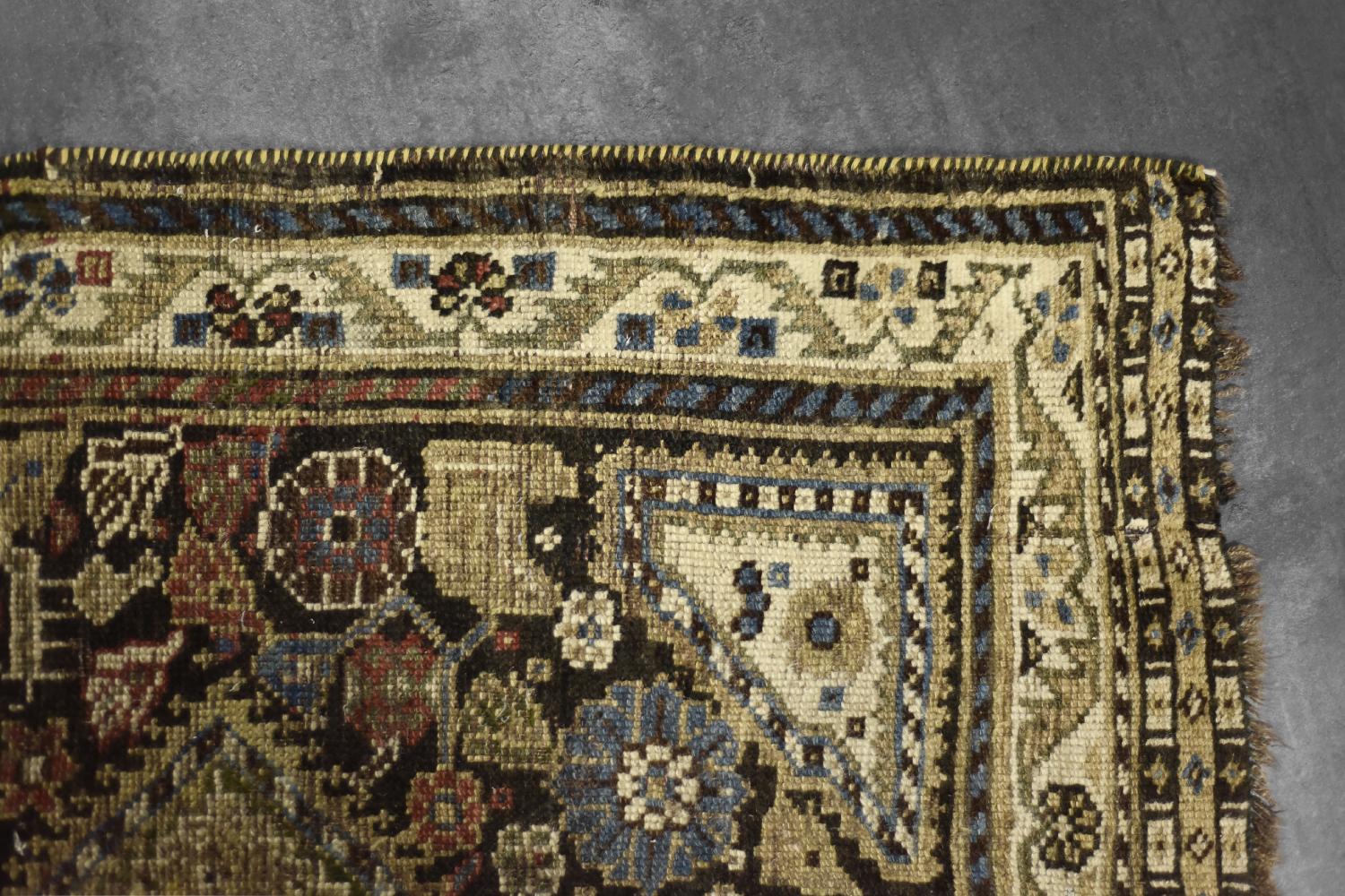 Vintage Hand-Woven Oriental Long Nomadic Qashqai Rug, 1920s In condizioni buone in vendita a Warszawa, Mazowieckie