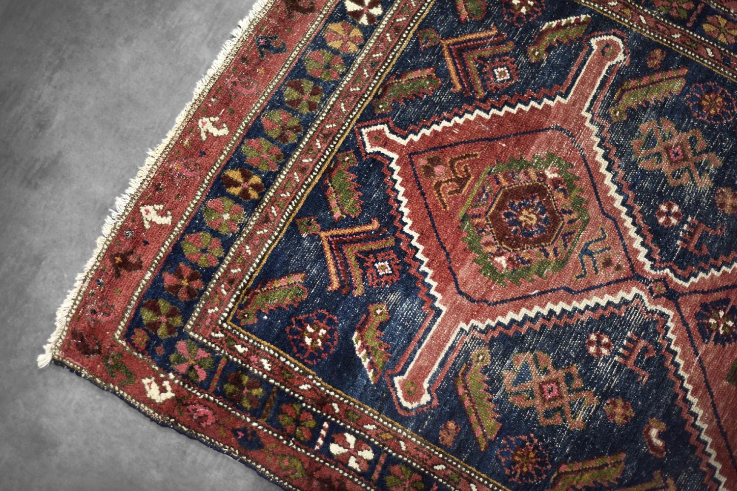 Tappeto orientale nomade tribale Shiraz Qashqai tessuto a mano d'epoca, anni '40 in vendita 3