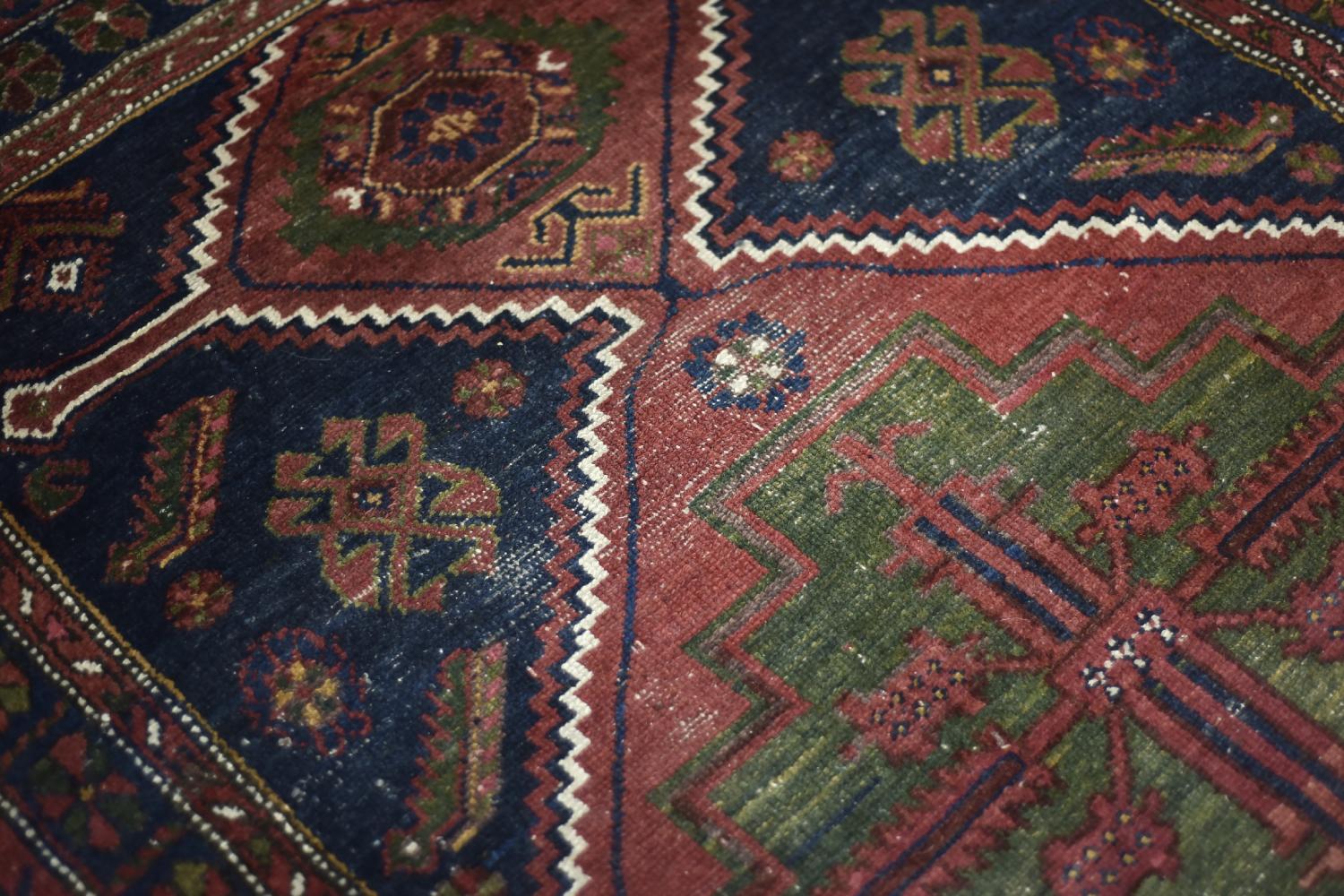 Persiano Tappeto orientale nomade tribale Shiraz Qashqai tessuto a mano d'epoca, anni '40 in vendita