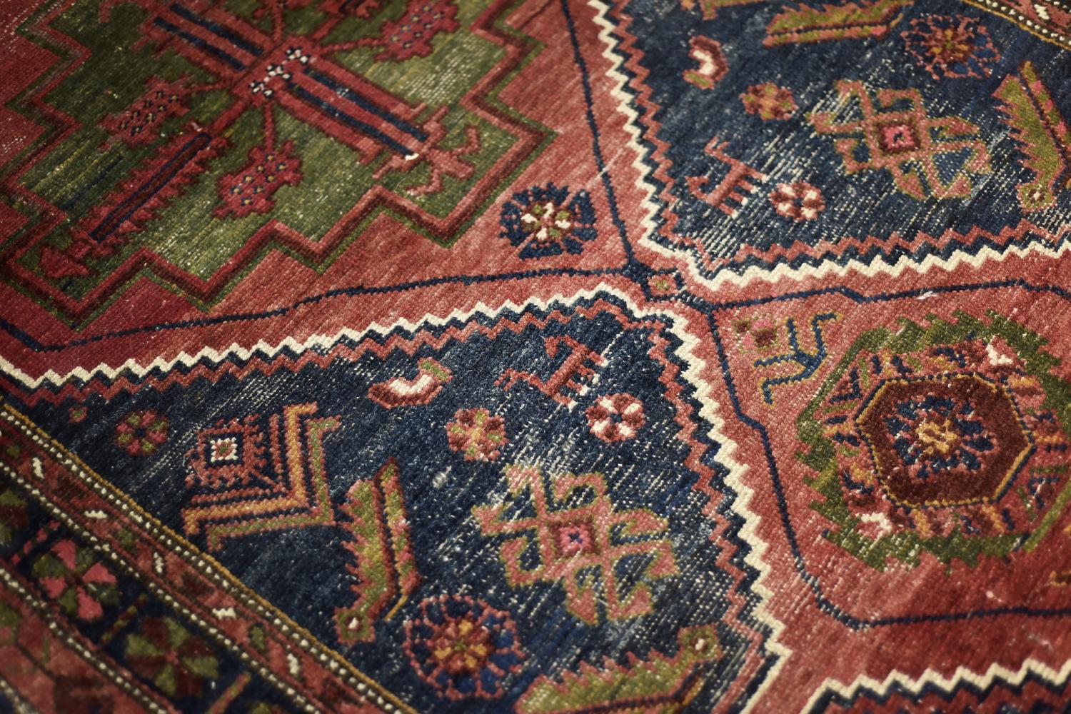 Metà XX secolo Tappeto orientale nomade tribale Shiraz Qashqai tessuto a mano d'epoca, anni '40 in vendita