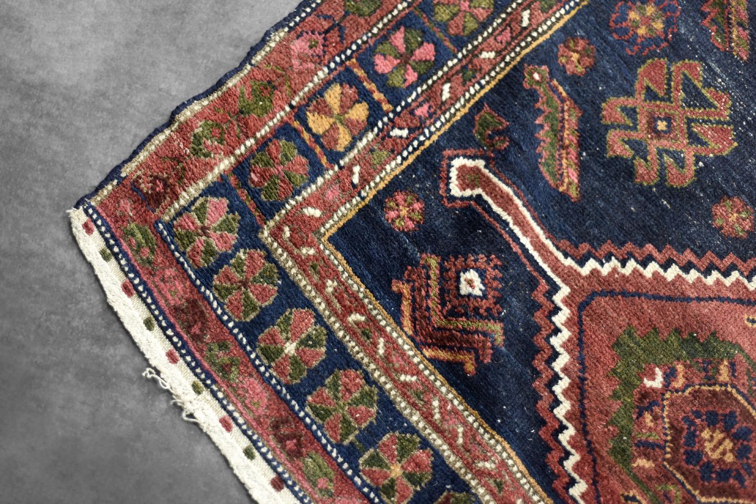 Lana Tappeto orientale nomade tribale Shiraz Qashqai tessuto a mano d'epoca, anni '40 in vendita