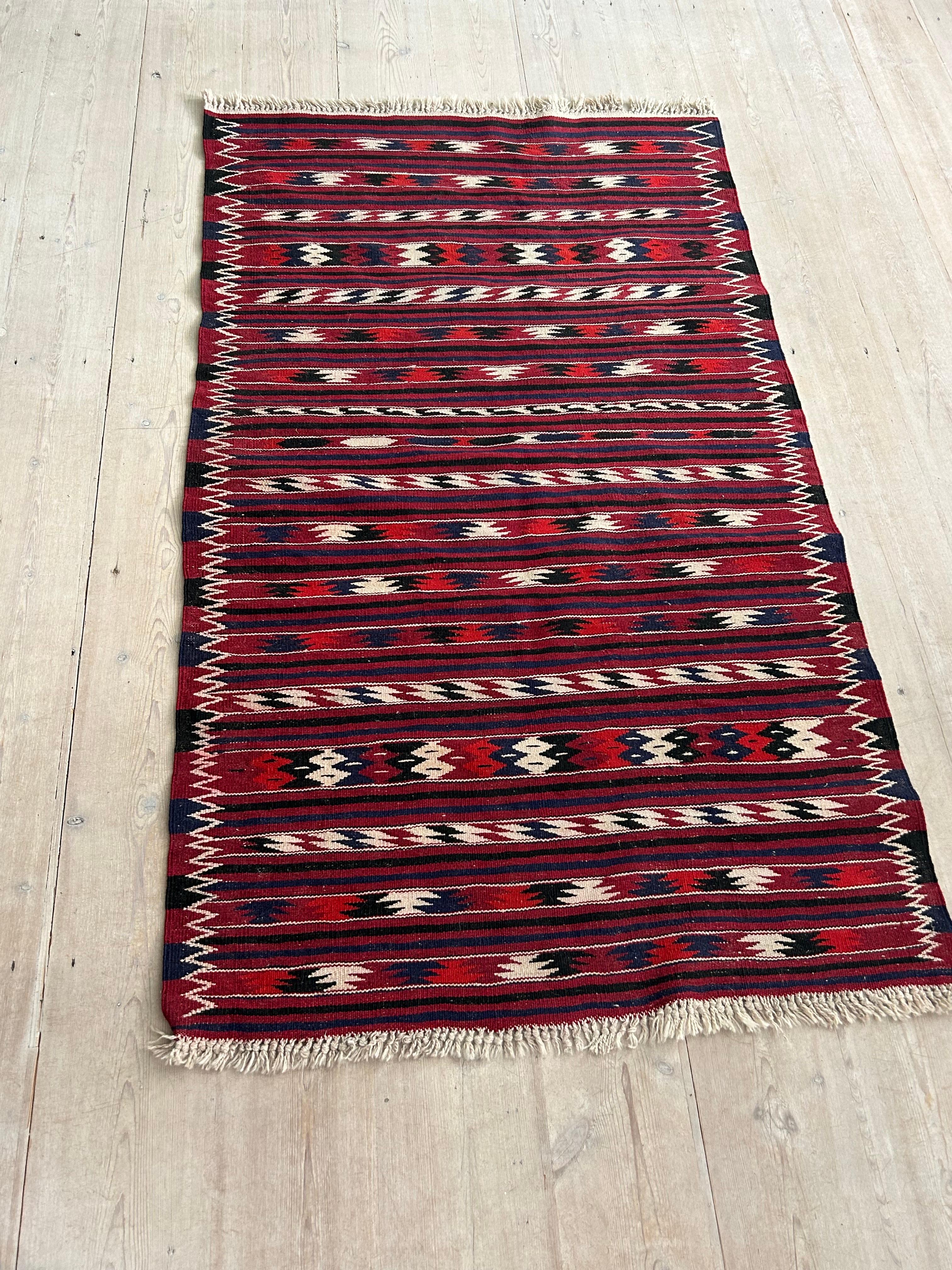 Handgewebter orientalischer rot gestreifter Kelim-Teppich, Vintage, 20. Jahrhundert (Unbekannt) im Angebot