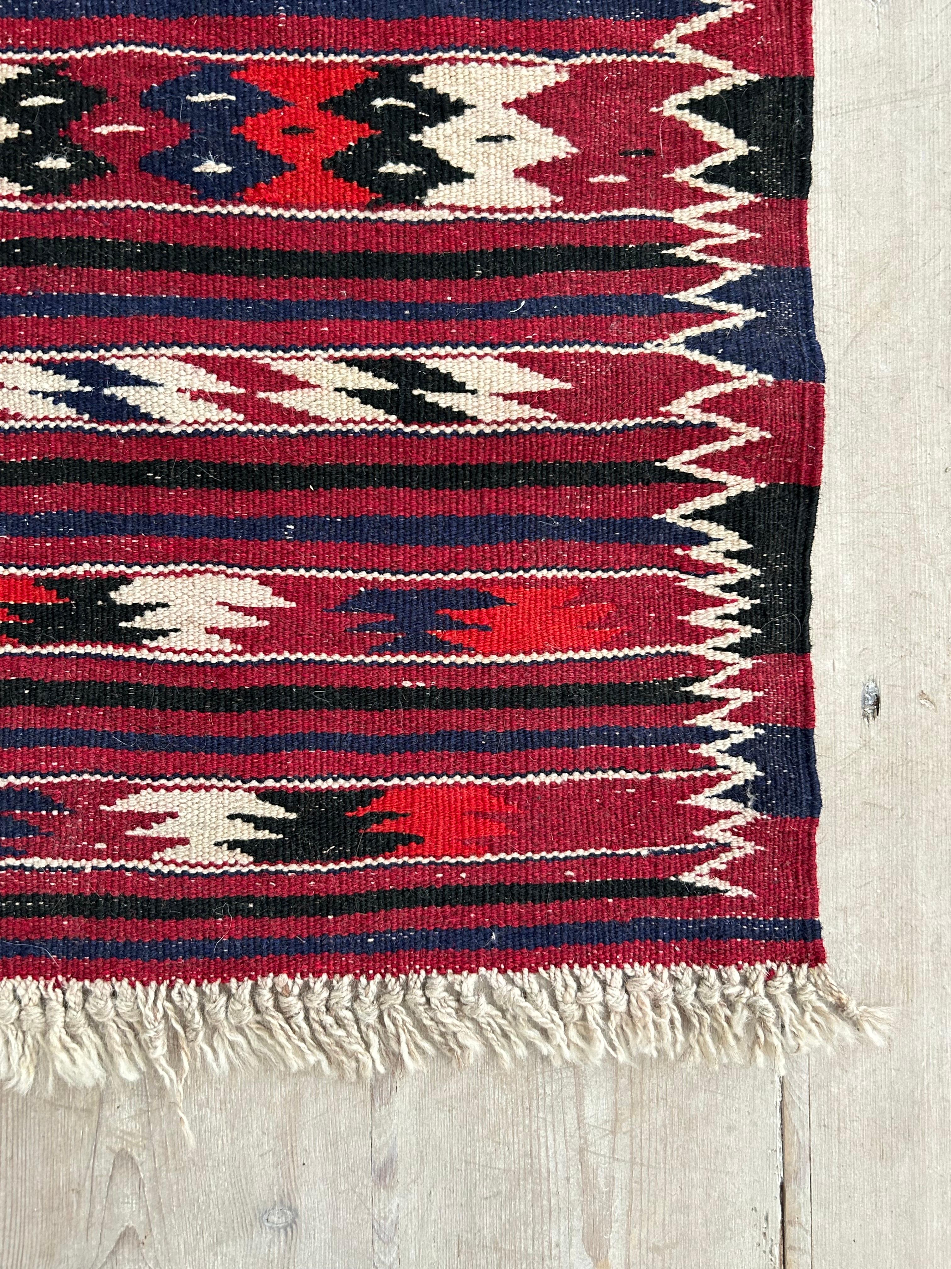 Handgewebter orientalischer rot gestreifter Kelim-Teppich, Vintage, 20. Jahrhundert (Gewebt) im Angebot