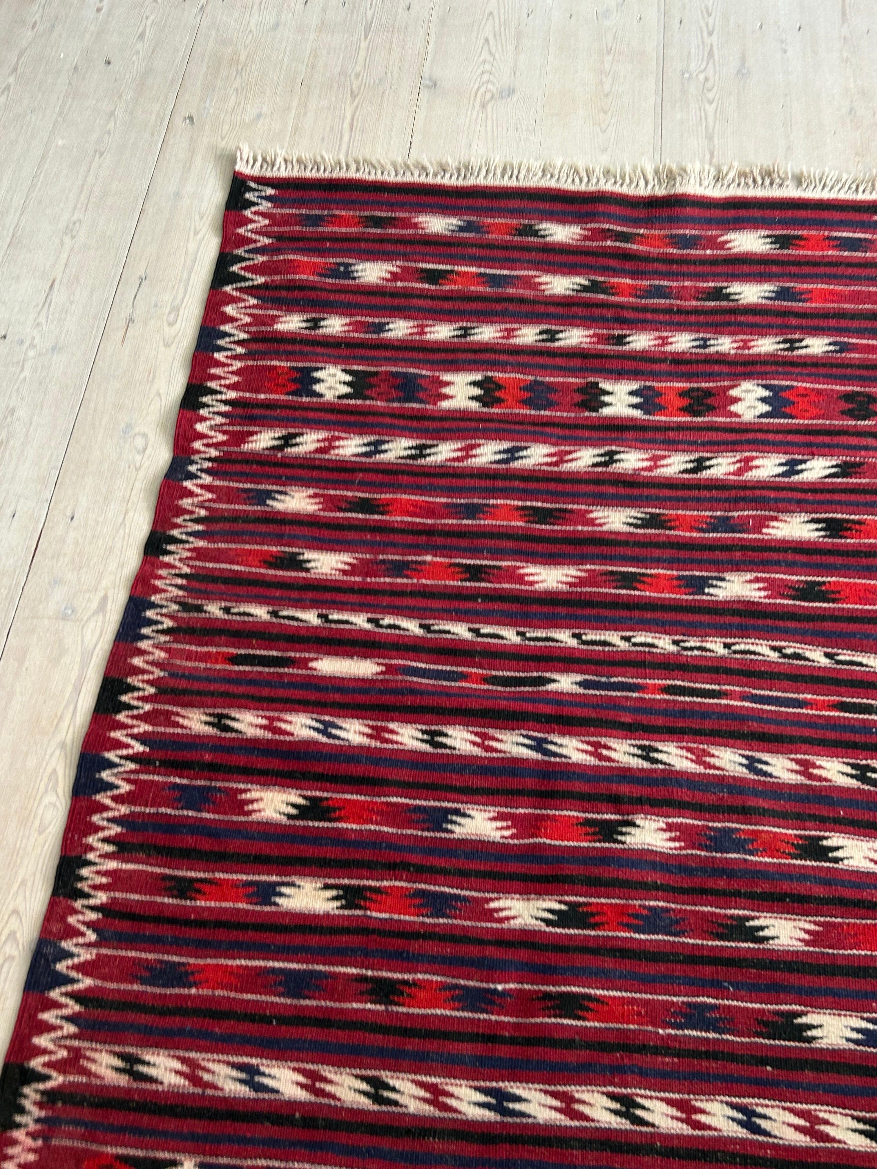 Handgewebter orientalischer rot gestreifter Kelim-Teppich, Vintage, 20. Jahrhundert (Wolle) im Angebot
