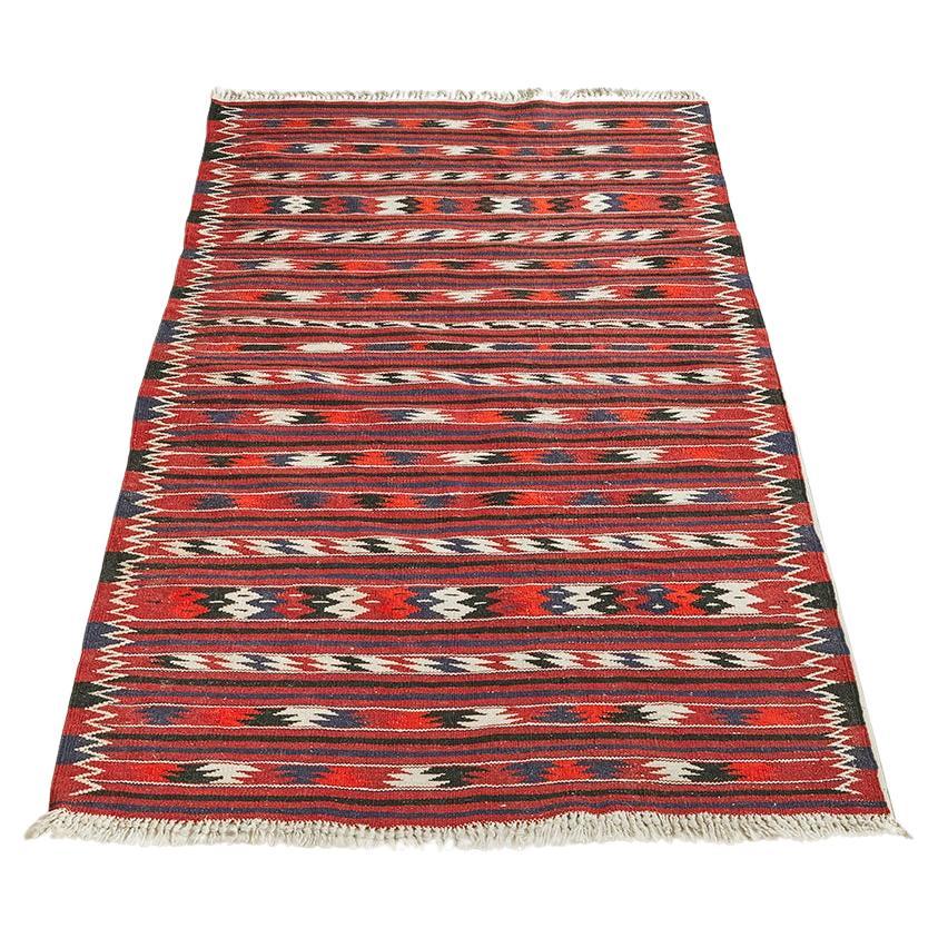 Tapis Kelim oriental à rayures rouges tissé à la main, 20e siècle