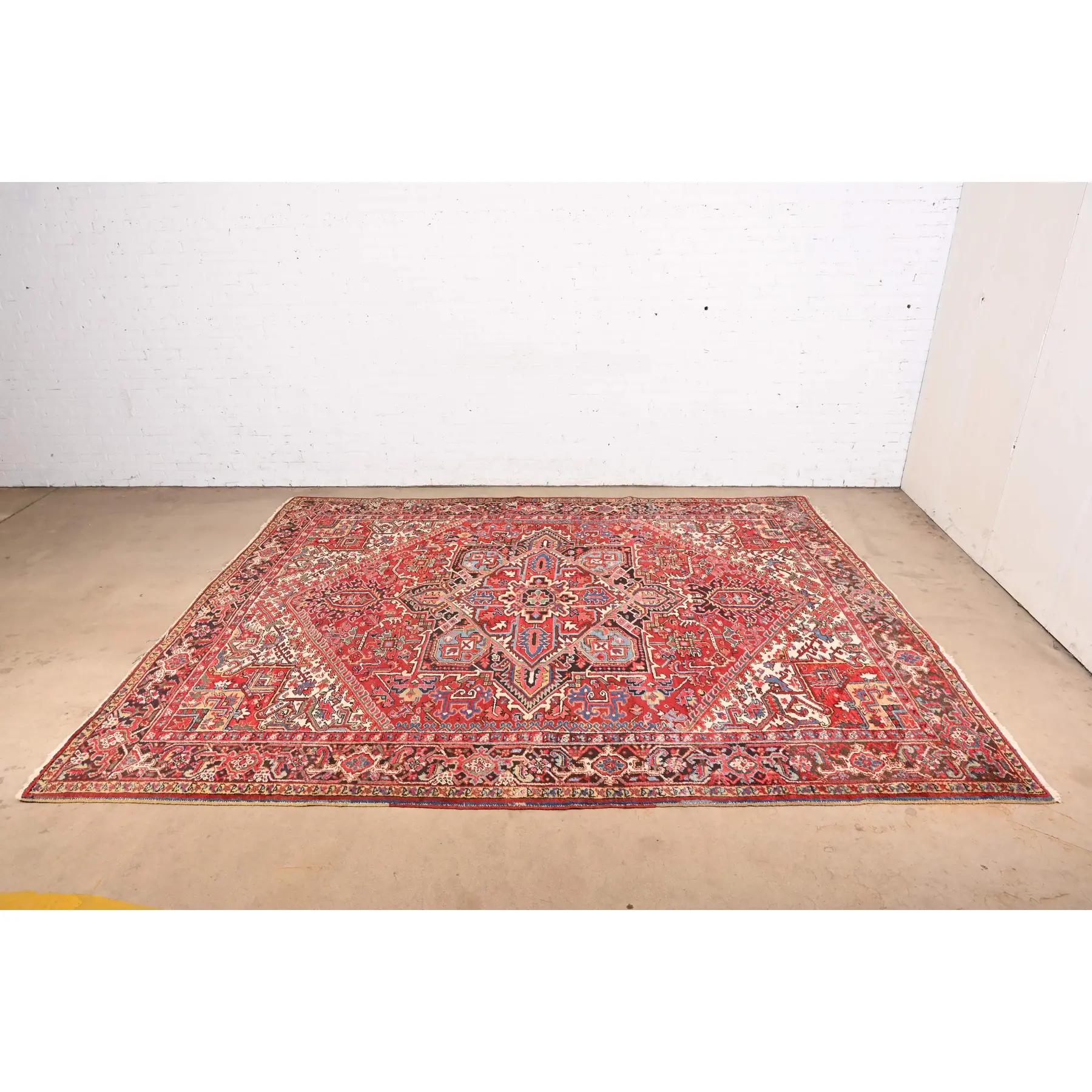 Eine wunderschöne Vintage handgeknüpfte persische Heriz Zimmer Größe Wolle Bereich Teppich

Circa Mitte des 20. Jahrhunderts

Schönes geometrisches Stammesmuster mit vorherrschenden Farben in Rot, Blau und Elfenbein.

Maße: 9'3