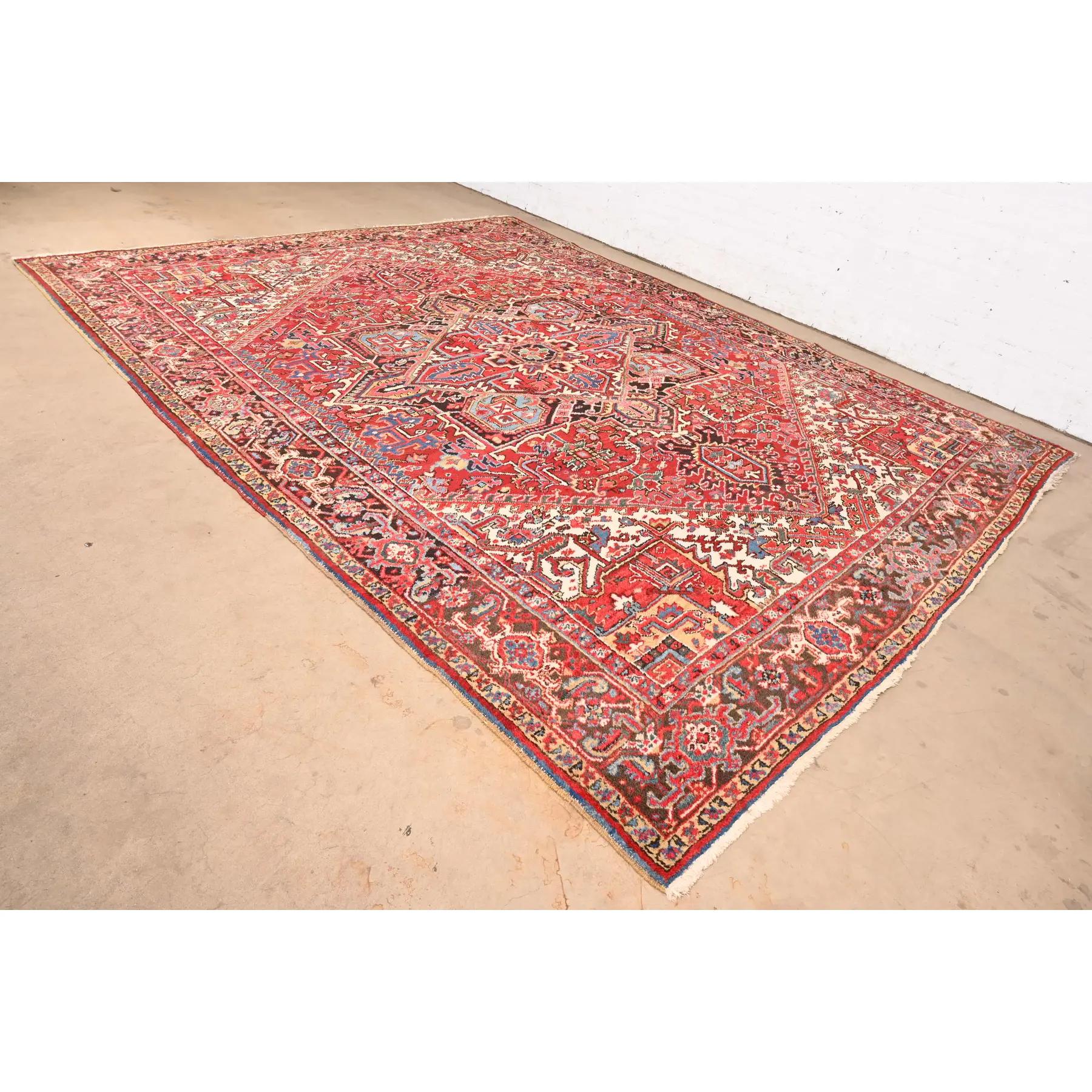 Handgewebter persischer Heriz-Teppich aus Wolle in Zimmergröße, Vintage (Heriz Serapi) im Angebot