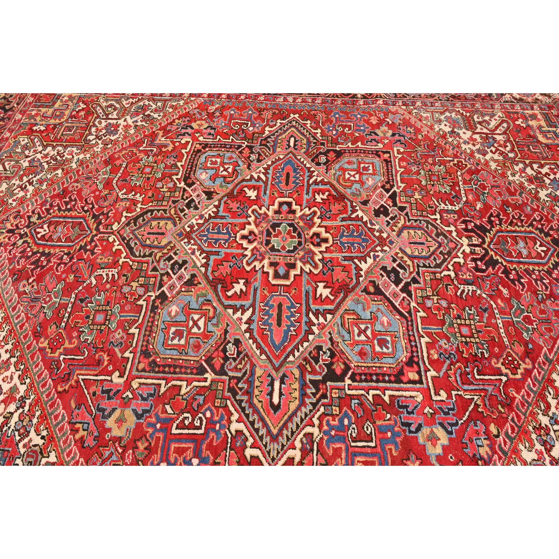 Handgewebter persischer Heriz-Teppich aus Wolle in Zimmergröße, Vintage (20. Jahrhundert) im Angebot