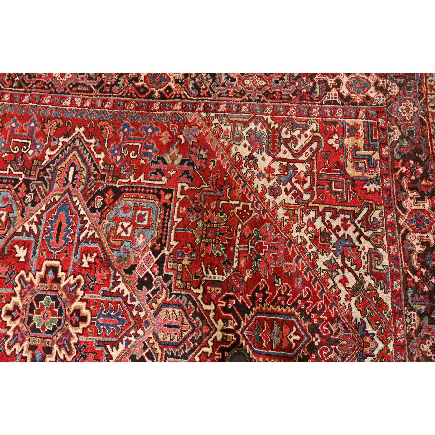 Handgewebter persischer Heriz-Teppich aus Wolle in Zimmergröße, Vintage im Angebot 1