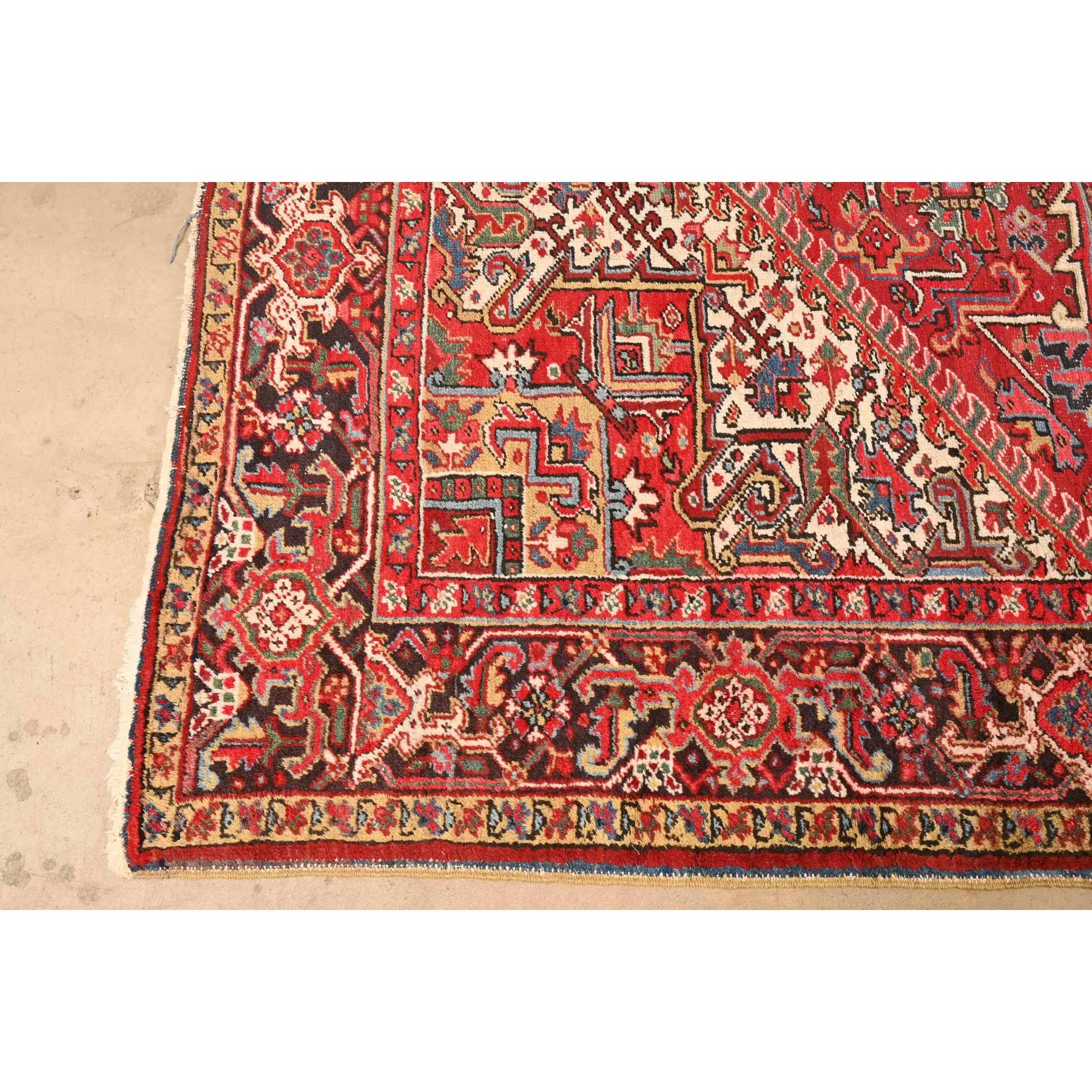 Handgewebter persischer Heriz-Teppich aus Wolle in Zimmergröße, Vintage im Angebot 3