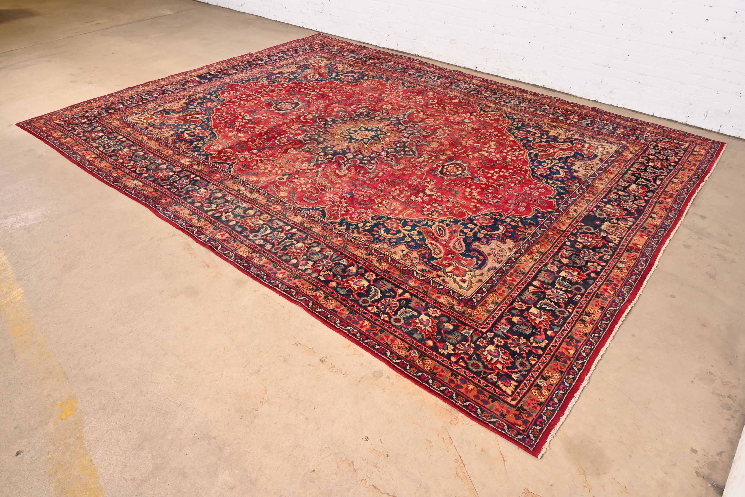 Uno splendido tappeto antico in lana Tabriz persiano annodato a mano per una stanza

Circa alla fine del XX secolo

Classico disegno floreale con colori predominanti rosso, blu e oro.

Misure: 9'7