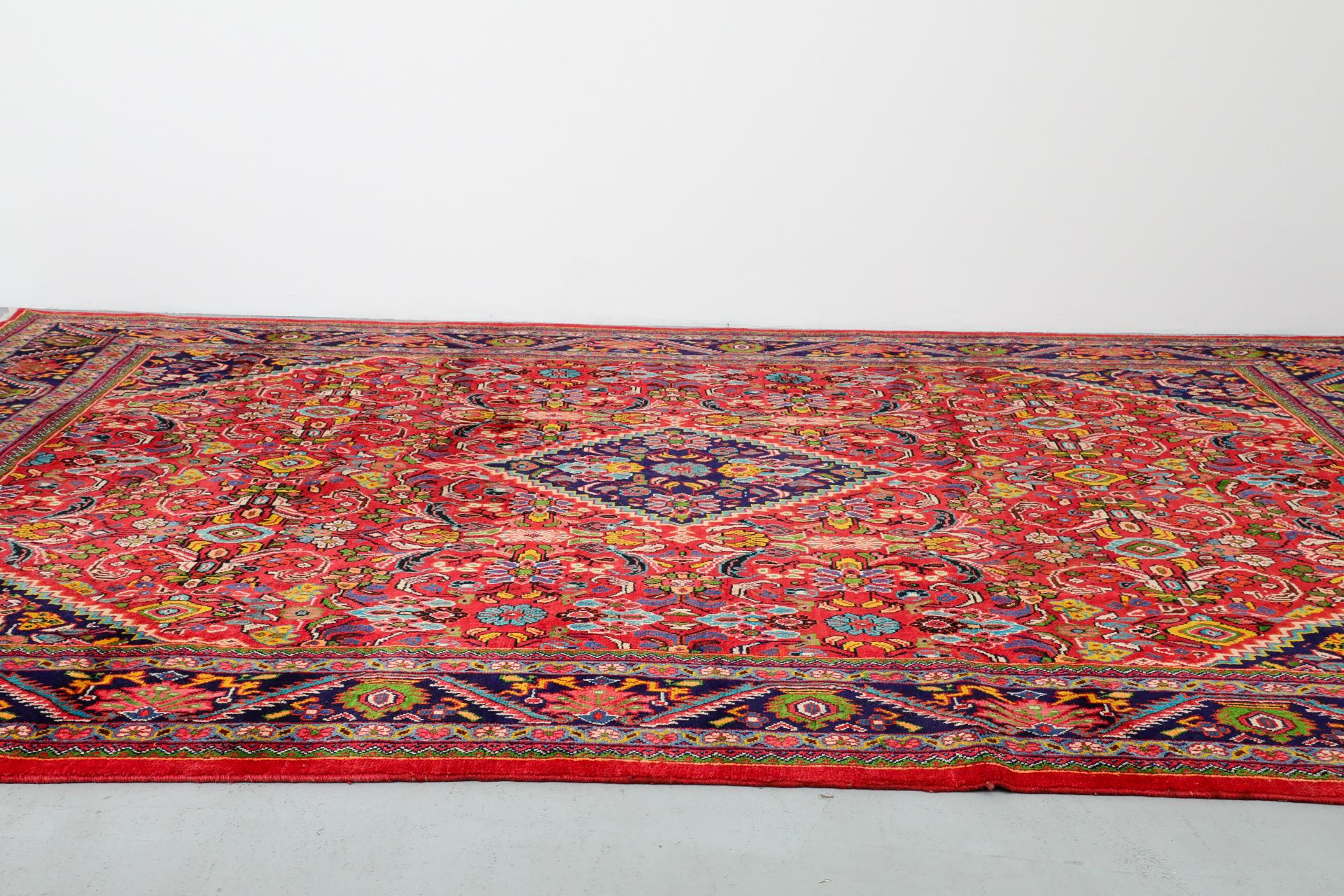 Très grand tapis Tabriz vintage en laine persane tissée à la main dans des teintes riches avec une petite frange. Voir la dernière photo pour la technique de tissage utilisée. En état original avec une usure visible correspondant à son âge et à son