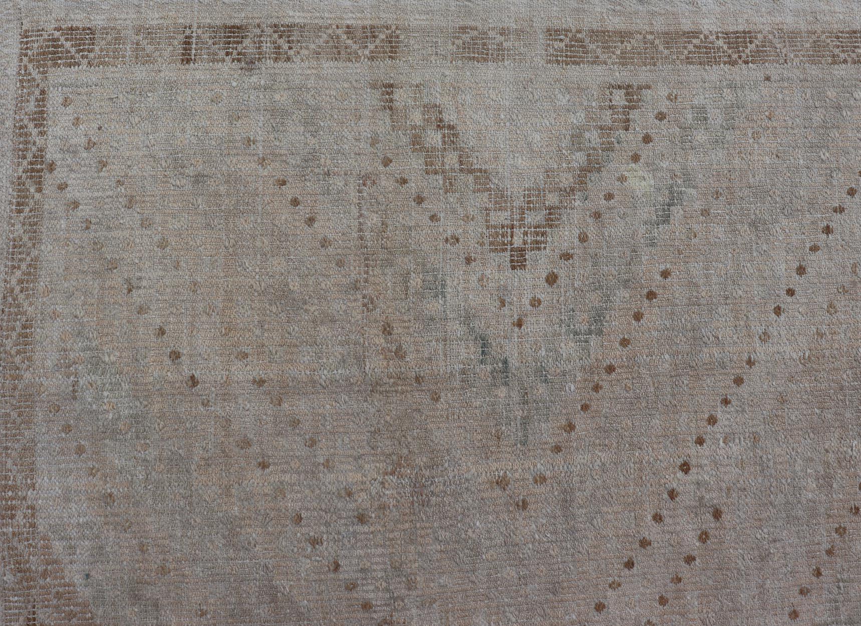 Türkischer bestickter Flachgewebe-Teppich im Vintage-Stil mit geometrischem Muster in neutralen Tönen.
Keivan Woven Arts- Geometrisches Design Vintage Kilim Teppich aus der Türkei in braun-creme, neutrale, gedämpfte Töne, Teppich/EN-13484,