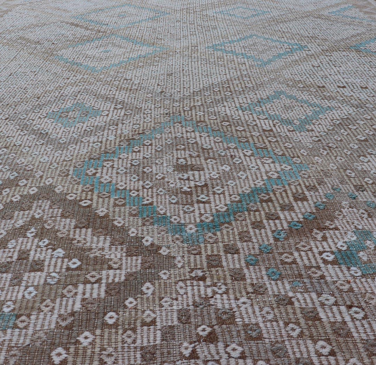 Handgewebter türkischer bestickter Flachgewebe-Teppich mit geometrischem Design, handgewebt im Zustand „Gut“ im Angebot in Atlanta, GA