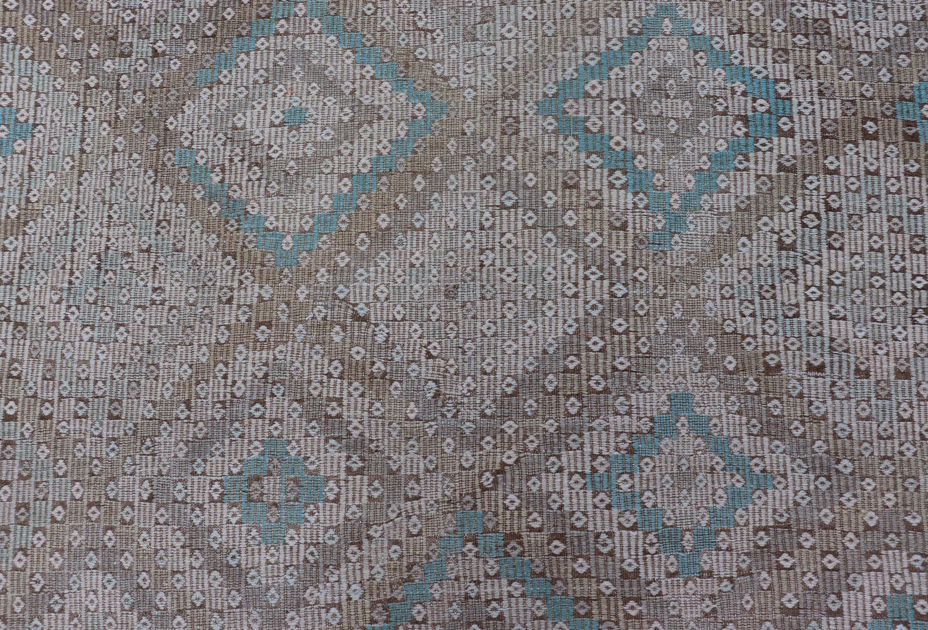 Handgewebter türkischer bestickter Flachgewebe-Teppich mit geometrischem Design, handgewebt (20. Jahrhundert) im Angebot