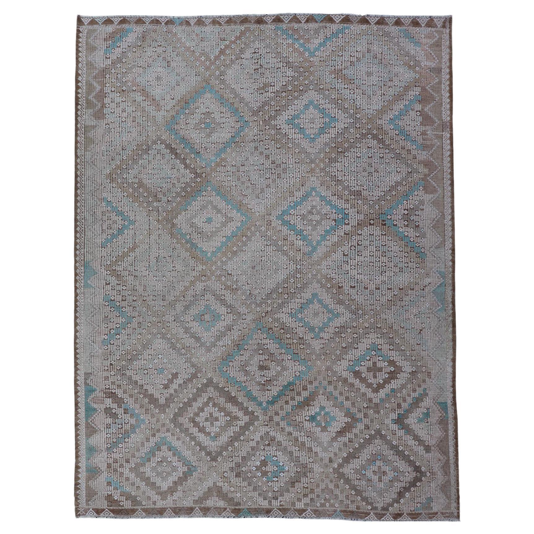  Tapis turc vintage tissé à la main et brodé à plat au motif géométrique