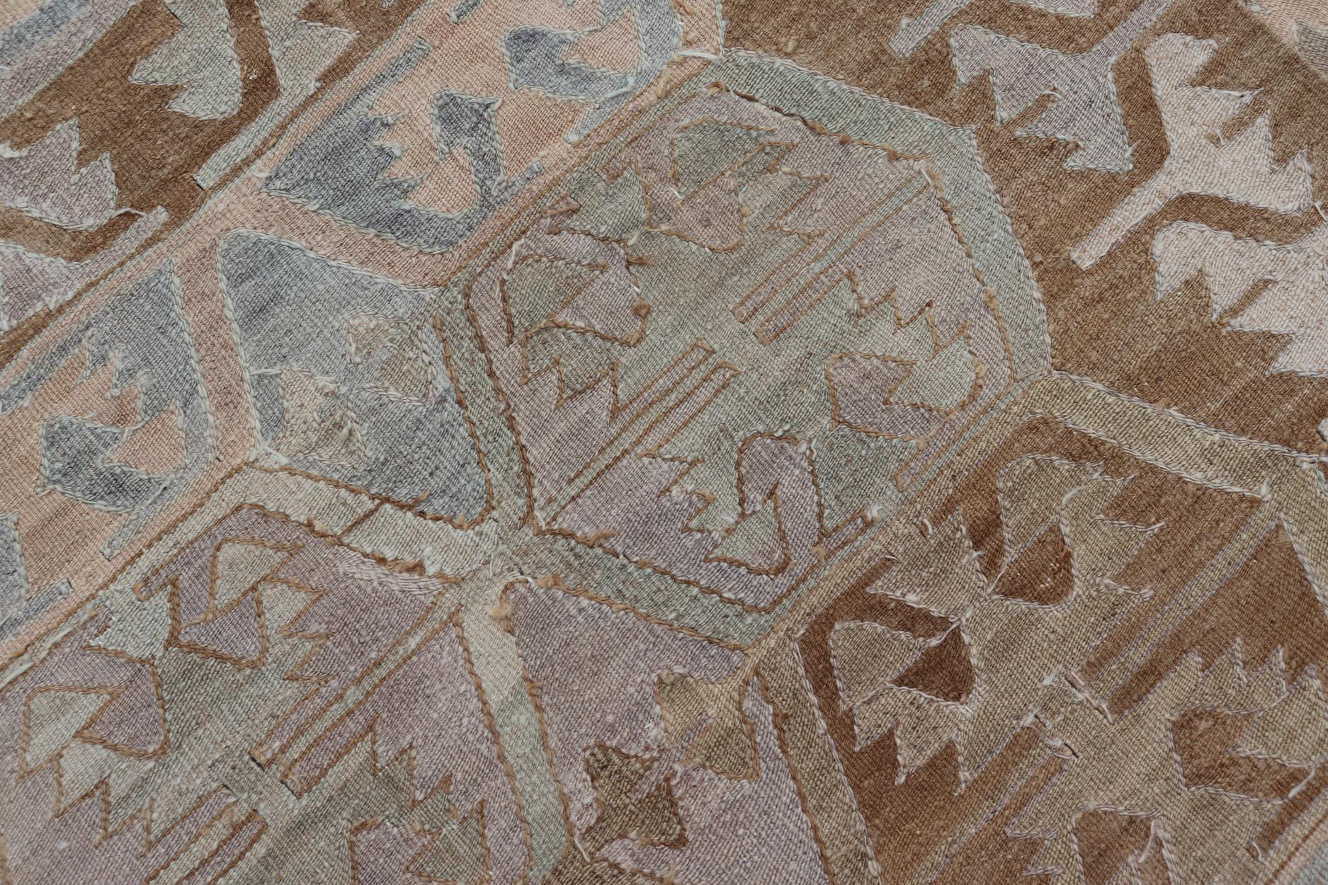 Handgewebter türkischer Kelim-Galerie-Teppich aus Wolle mit subgeometrischem Design im Angebot 7