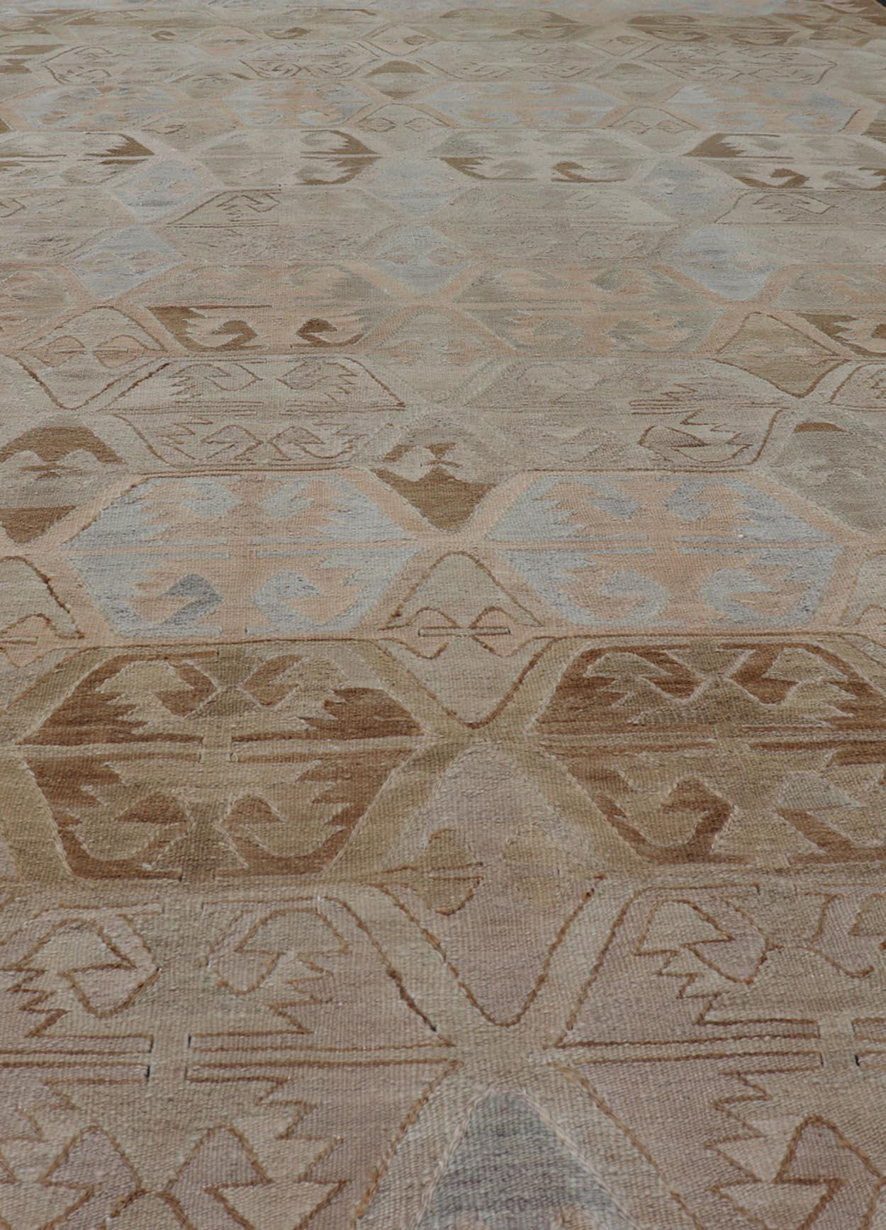 Handgewebter türkischer Kelim-Galerie-Teppich aus Wolle mit subgeometrischem Design (20. Jahrhundert) im Angebot