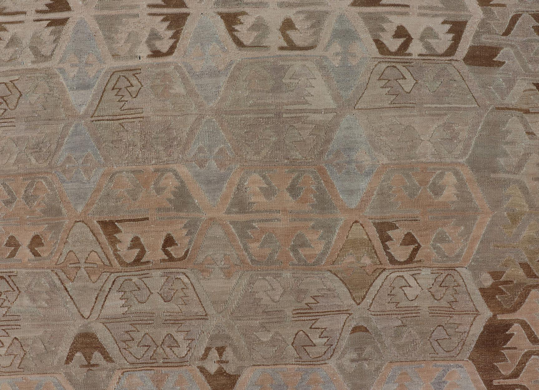 Handgewebter türkischer Kelim-Galerie-Teppich aus Wolle mit subgeometrischem Design im Angebot 1