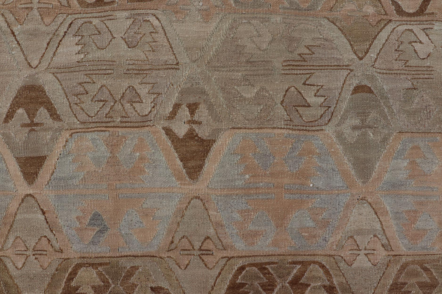 Handgewebter türkischer Kelim-Galerie-Teppich aus Wolle mit subgeometrischem Design im Angebot 4