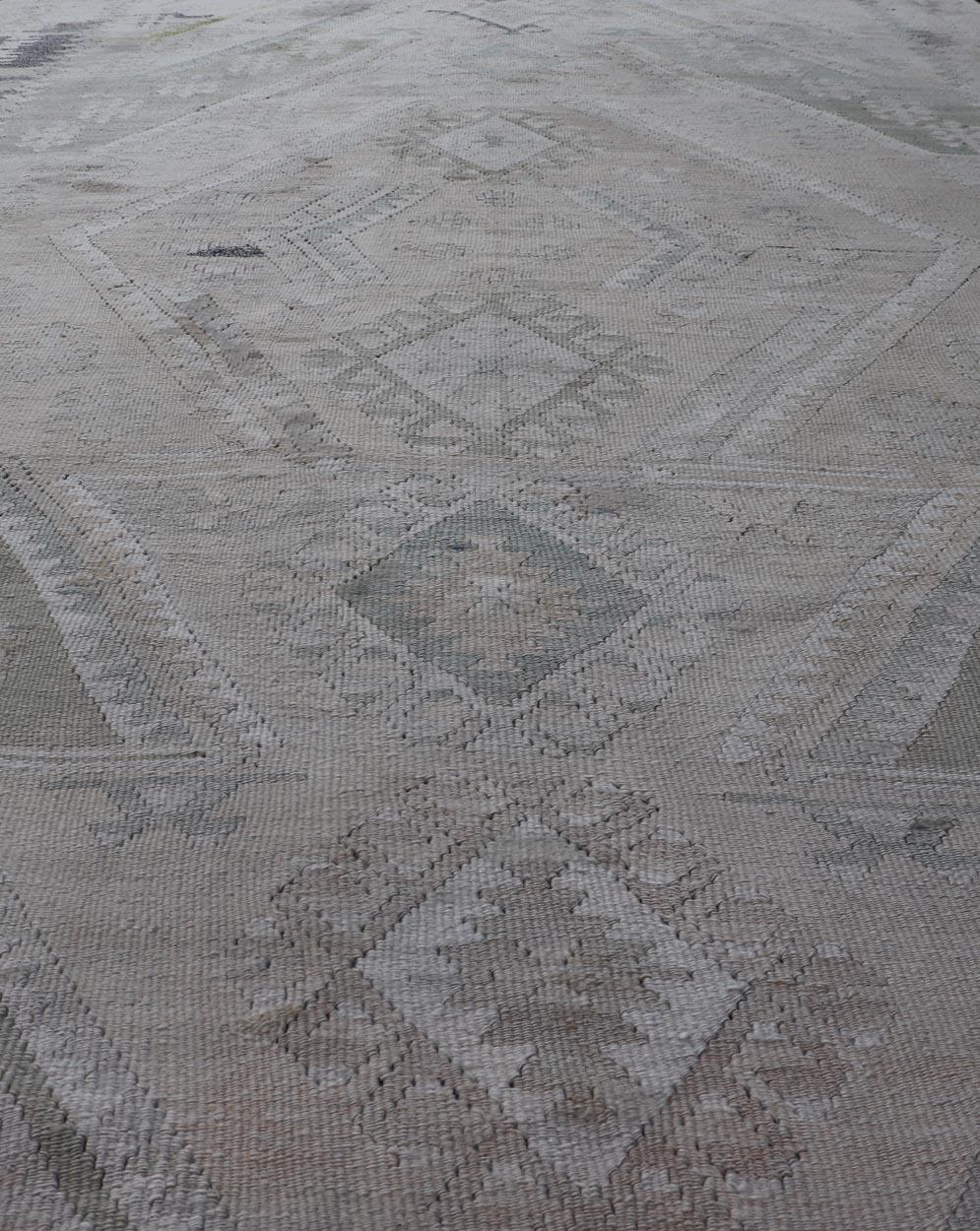 Handgewebter türkischer Kelim aus Wolle mit Medaillon, Sub-Geometrisches Design im Angebot 8