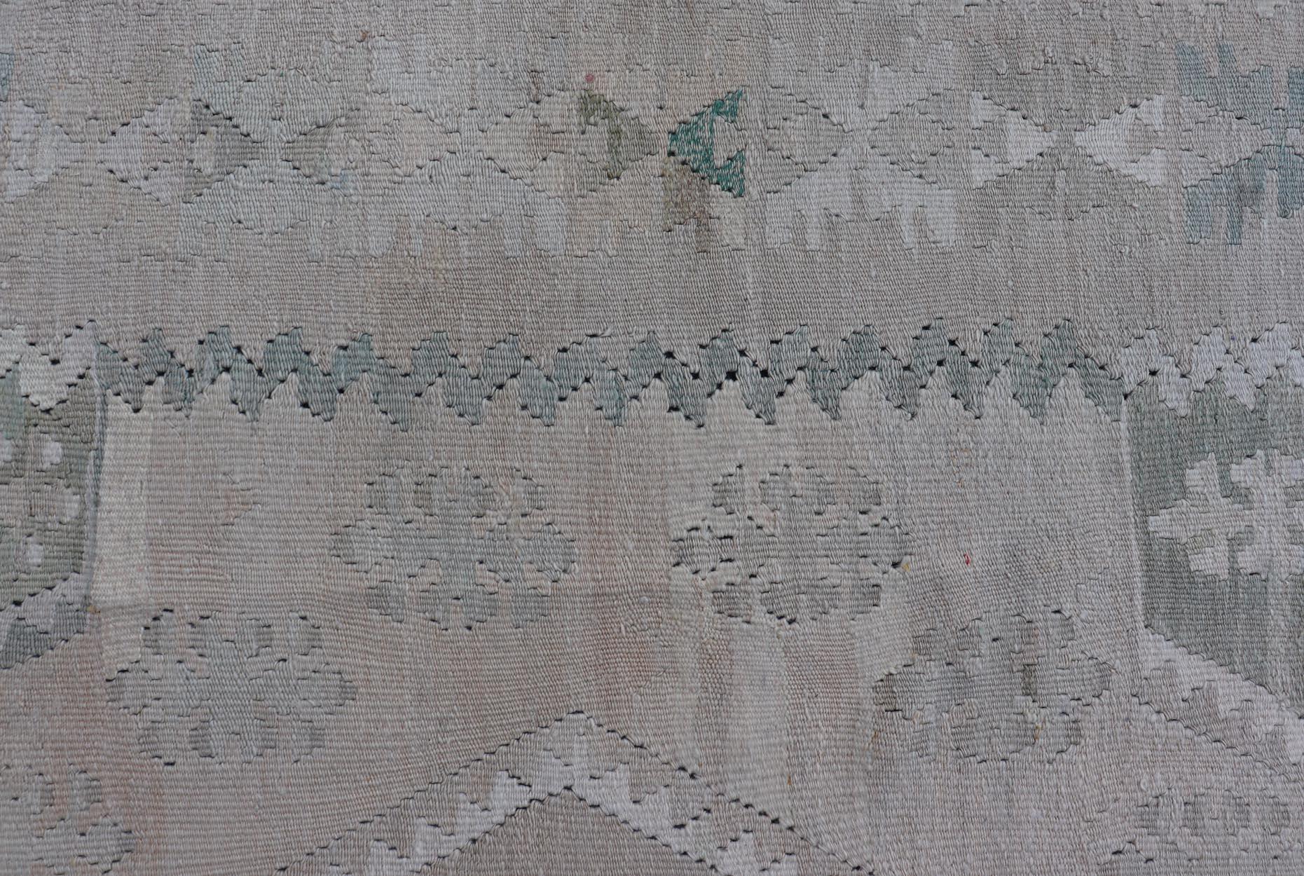 Handgewebter türkischer Kelim aus Wolle mit Medaillon, Sub-Geometrisches Design im Angebot 1