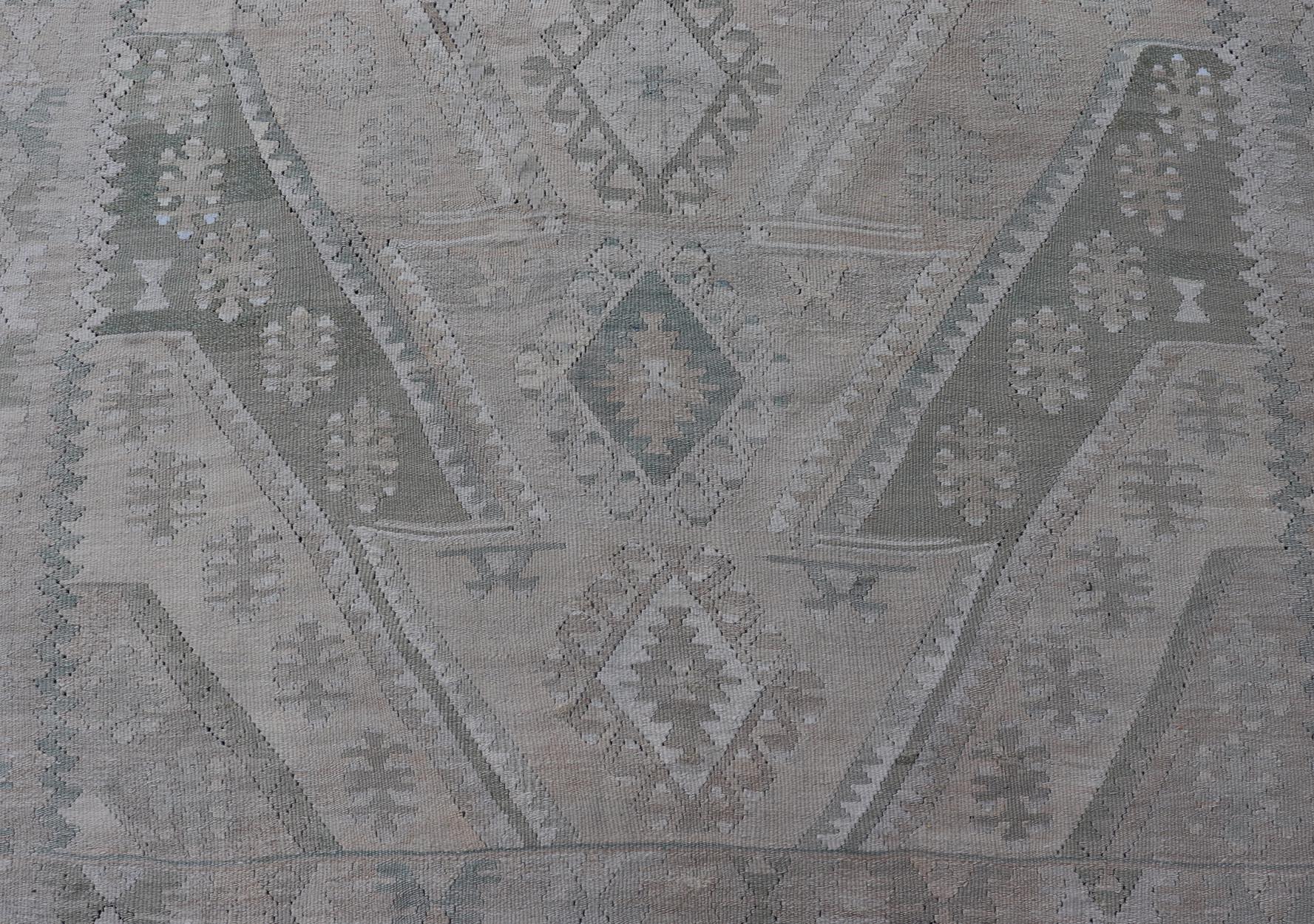 Handgewebter türkischer Kelim aus Wolle mit Medaillon, Sub-Geometrisches Design im Angebot 3