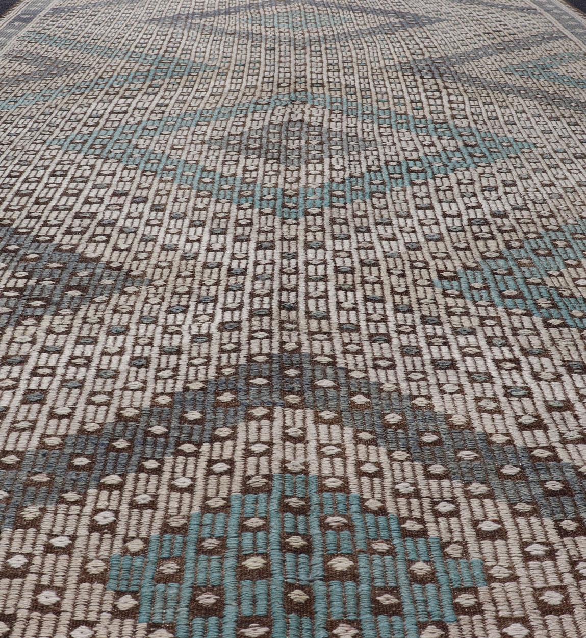Vintage handgewebter türkischer Kilim-Teppich aus Wolle mit subgeometrischem Rautenmuster. Handgewebter türkischer Kilim-Teppich mit subgeometrischem Rautenmuster, Keivan Woven Arts; Teppich EN-1112, Herkunftsland/Typ: Iran / Kelim, um 1950.
Maße: