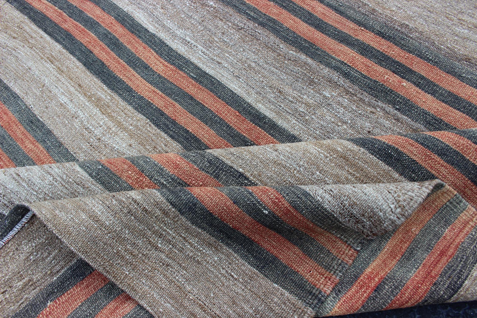 Runner Kilim turco vintage tessuto a mano con strisce e design moderno in vendita 1