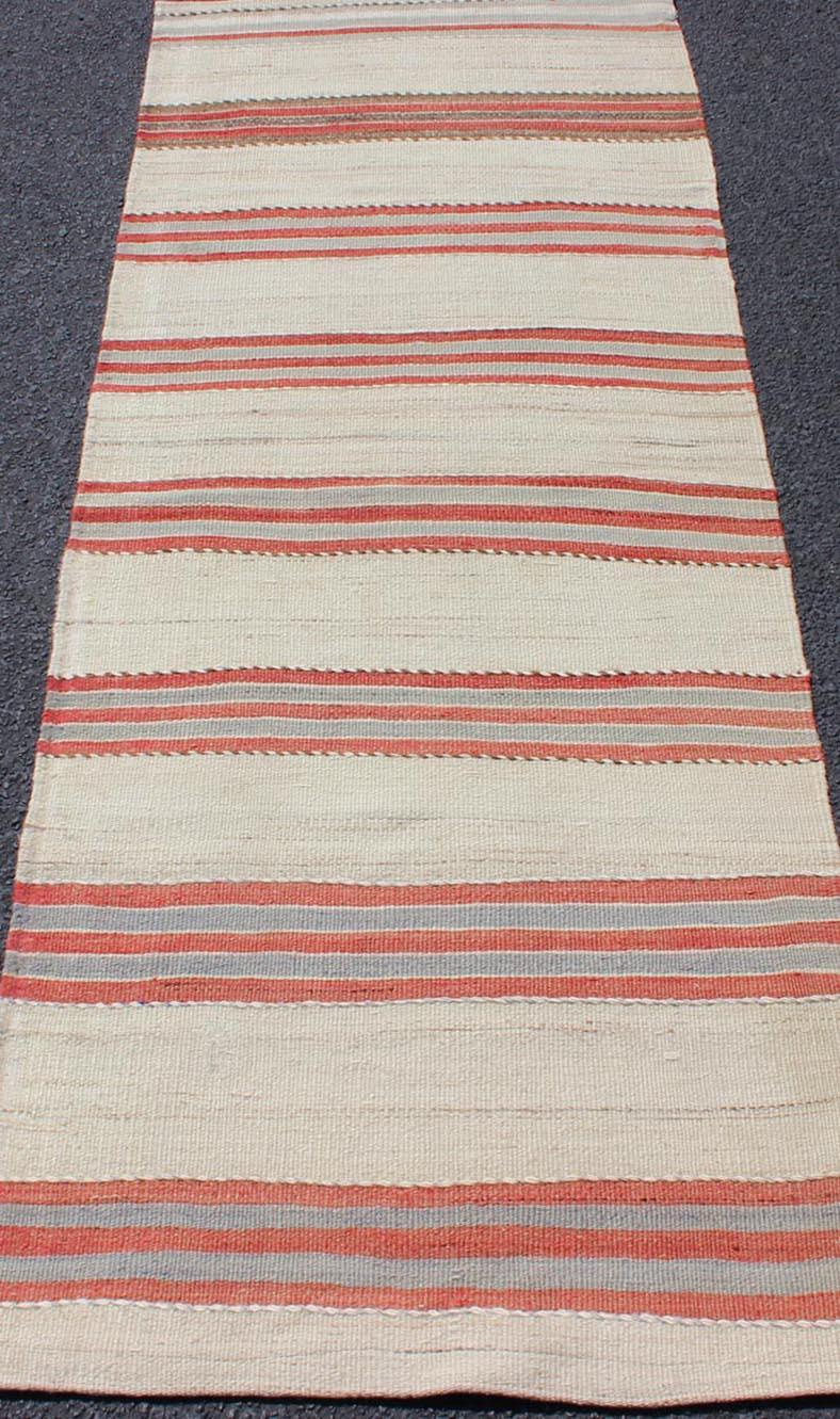 Handgewebter türkischer Kelim-Läufer im Vintage-Stil mit Streifen und modernem Design im Angebot 2