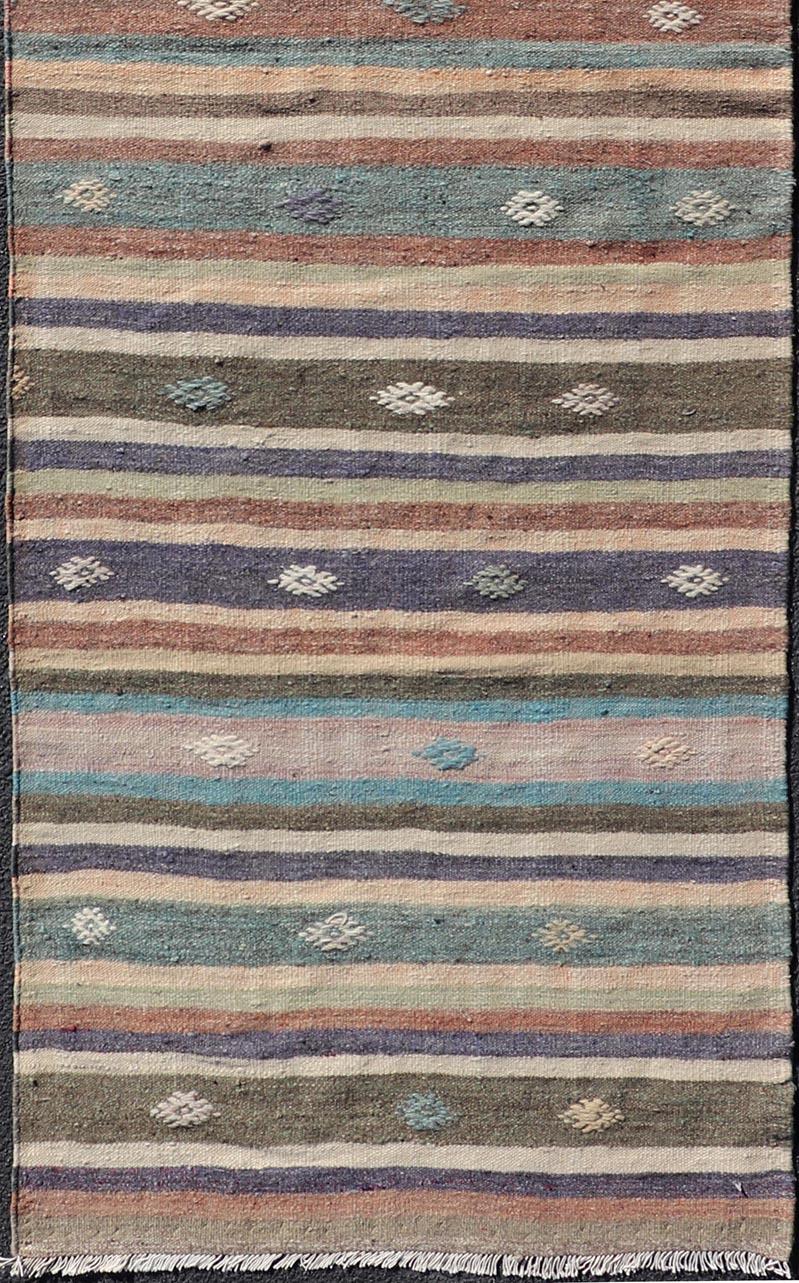 Tessuto a mano Runner Kilim turco vintage tessuto a mano con motivo a righe e moderno in vendita