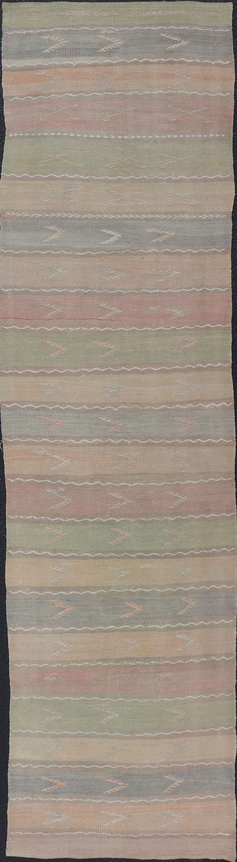 Tapis de couloir Kilim turc vintage tissé à la main avec rayures aux couleurs douces