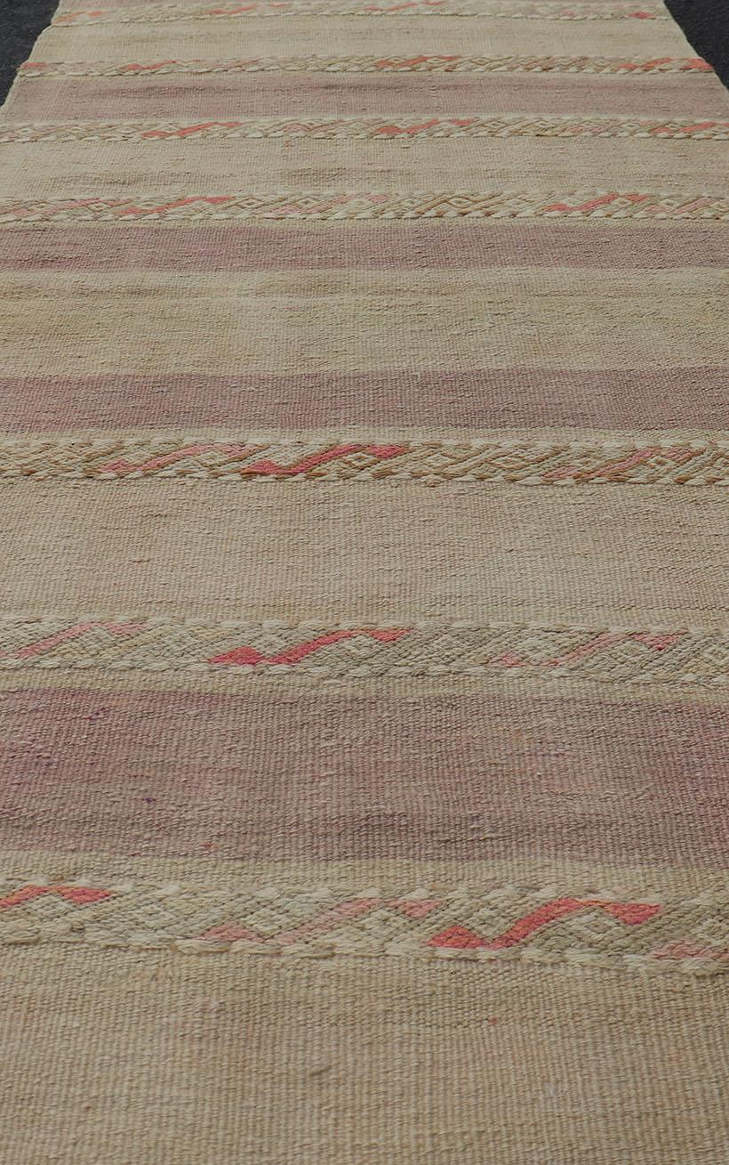 Alfombra Turca Kilim Vintage Tejida a Mano con Rayas Morado, Topo y Fuego en venta 5