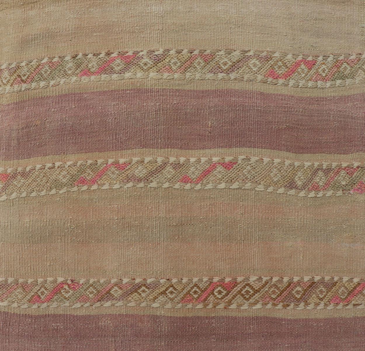 Alfombra Turca Kilim Vintage tejida a mano con rayas moradas, topo y tostadas. Keivan Woven Arts / alfombra EN-112239, país de origen / tipo: Turquía / Kilim, hacia mediados del siglo XX.
Medidas: 2'6 x 7'8