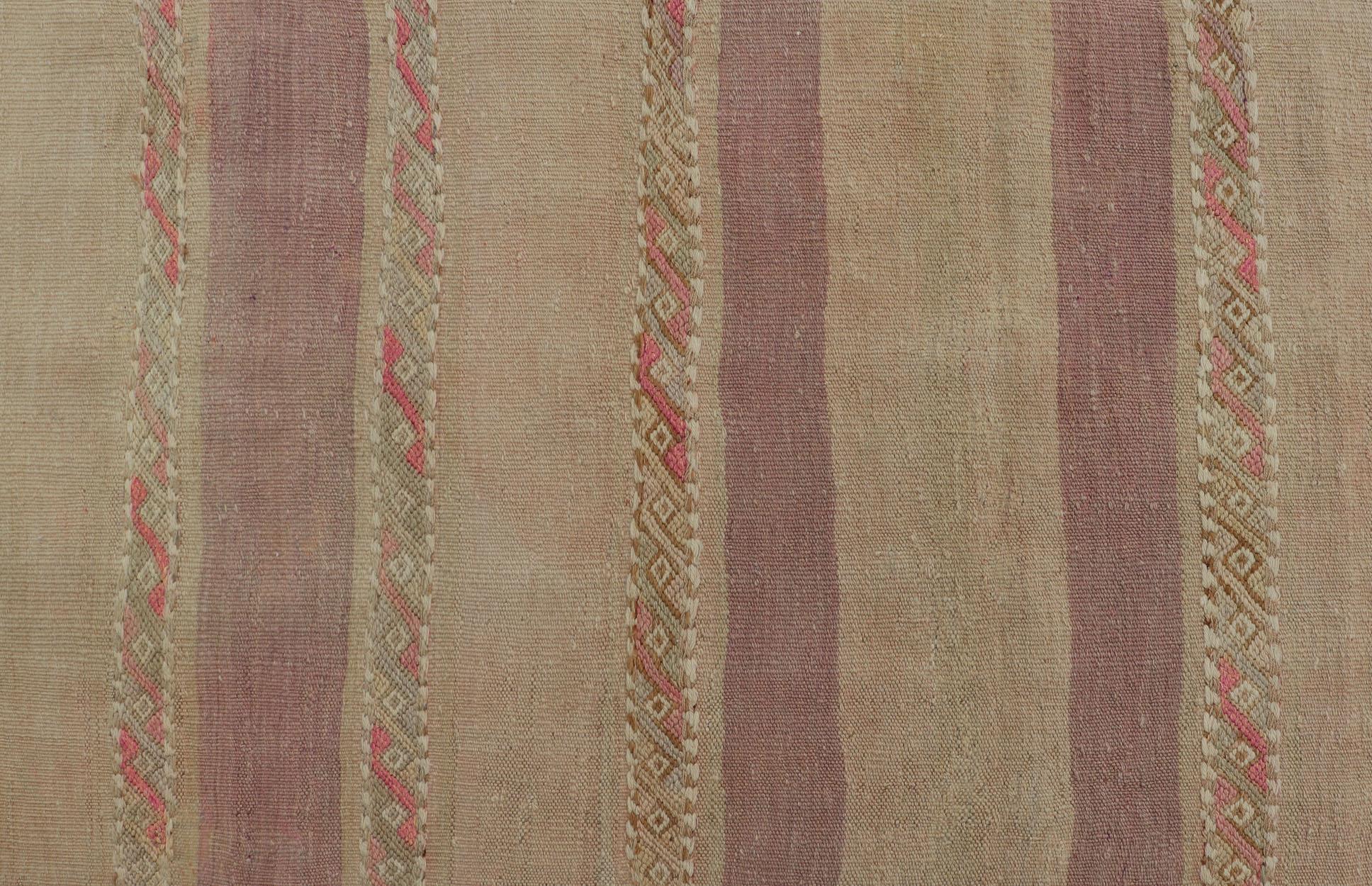Alfombra Turca Kilim Vintage Tejida a Mano con Rayas Morado, Topo y Fuego Turco en venta