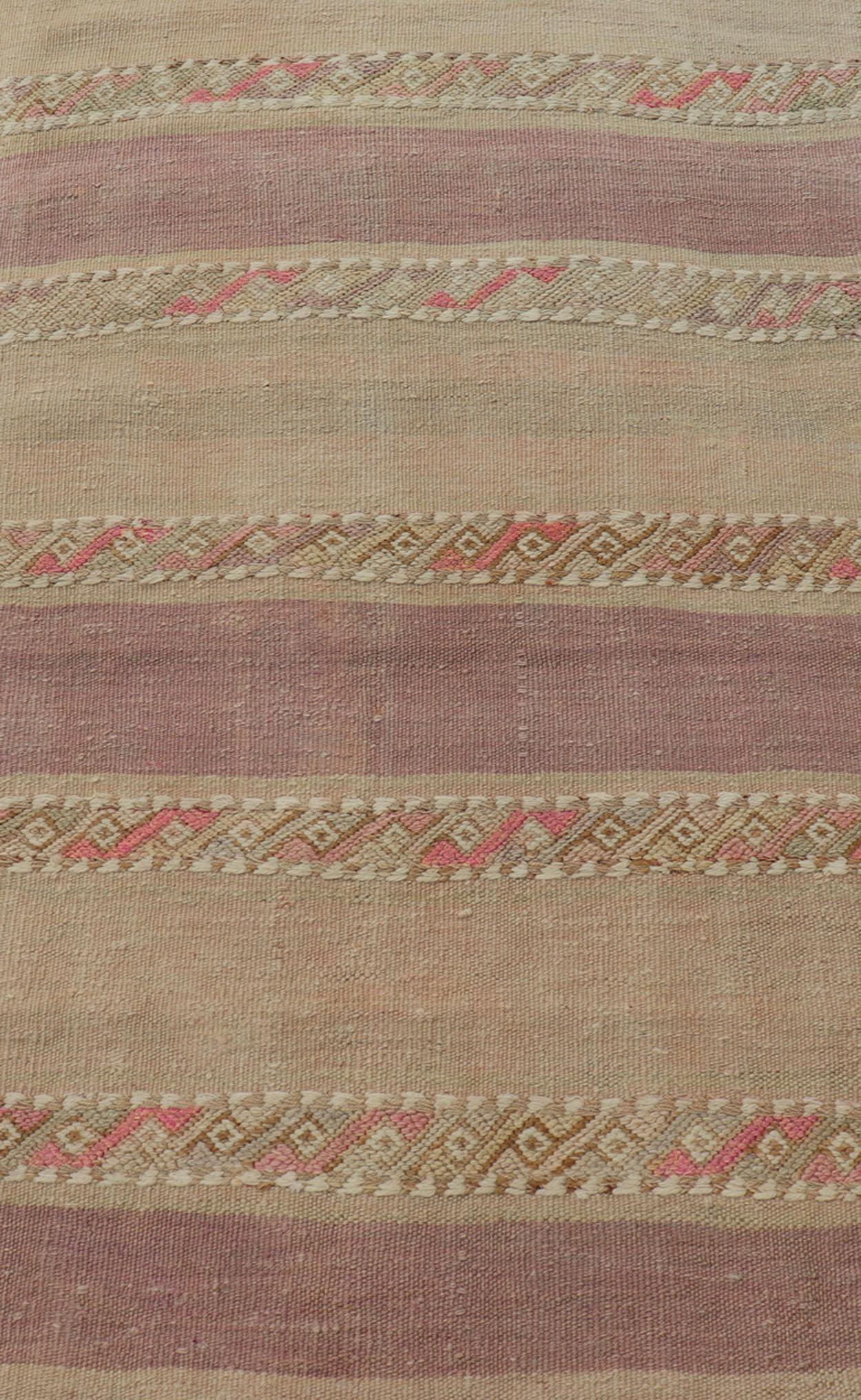 Alfombra Turca Kilim Vintage Tejida a Mano con Rayas Morado, Topo y Fuego Tejido a mano en venta
