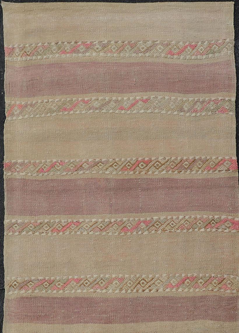 Alfombra Turca Kilim Vintage Tejida a Mano con Rayas Morado, Topo y Fuego siglo XX en venta
