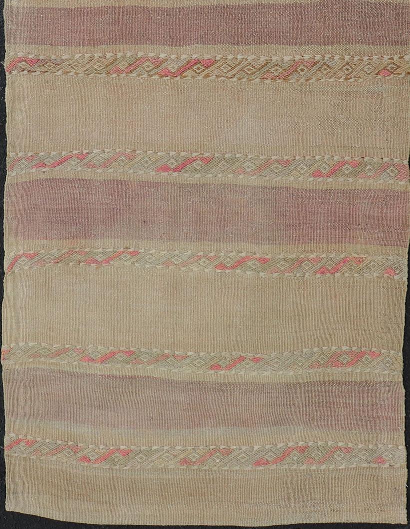 Alfombra Turca Kilim Vintage Tejida a Mano con Rayas Morado, Topo y Fuego en venta 1