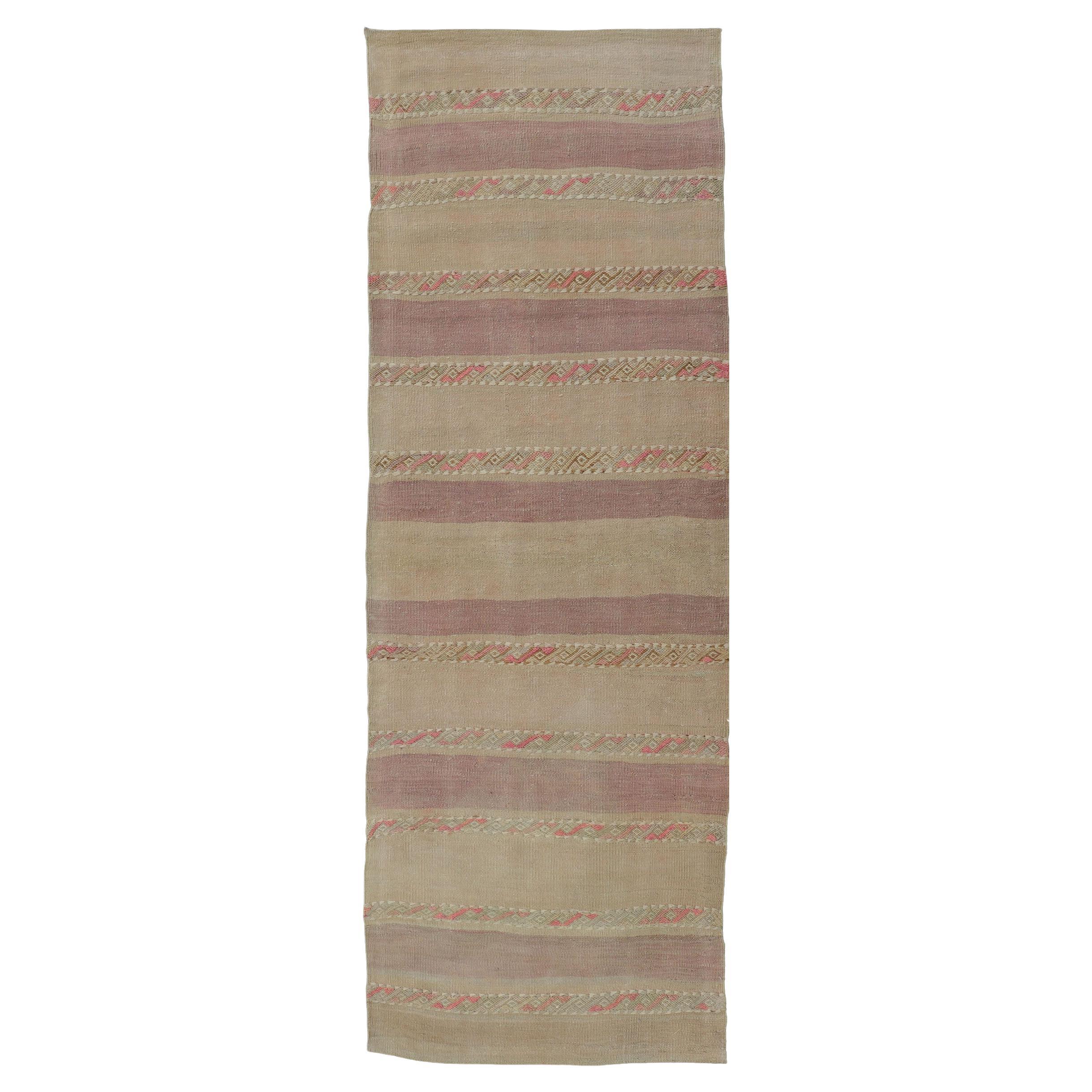 Alfombra Turca Kilim Vintage Tejida a Mano con Rayas Morado, Topo y Fuego en venta