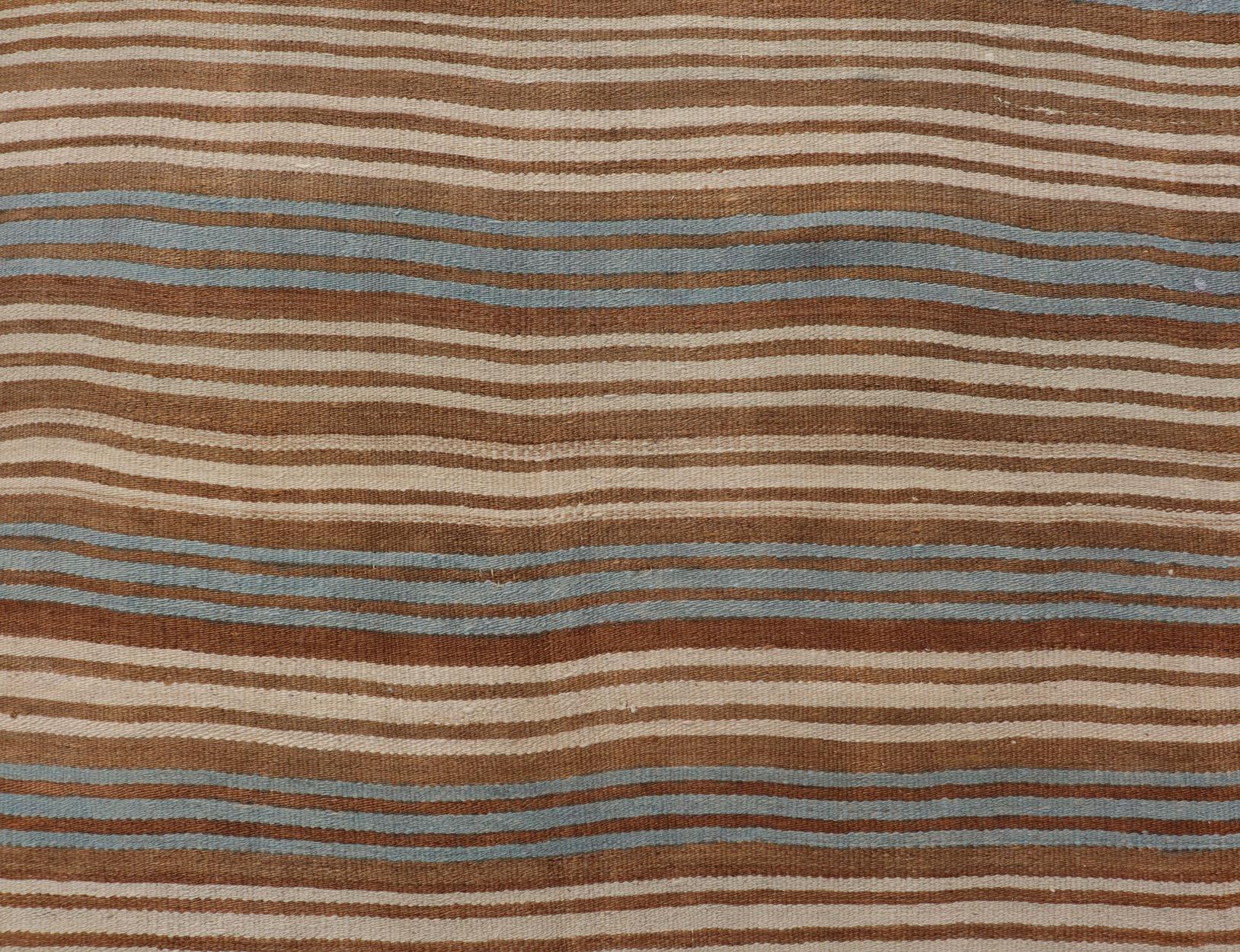 Vintage Turkish Kilim Hand Woven mit Streifen mit braun, blau und creme. Keivan Woven Arts / Teppich EN-P13763, Herkunftsland / Typ: Türkei / Kelim, etwa Mitte des 20. Jahrhunderts.

Maße: 4'5 x 10'0.