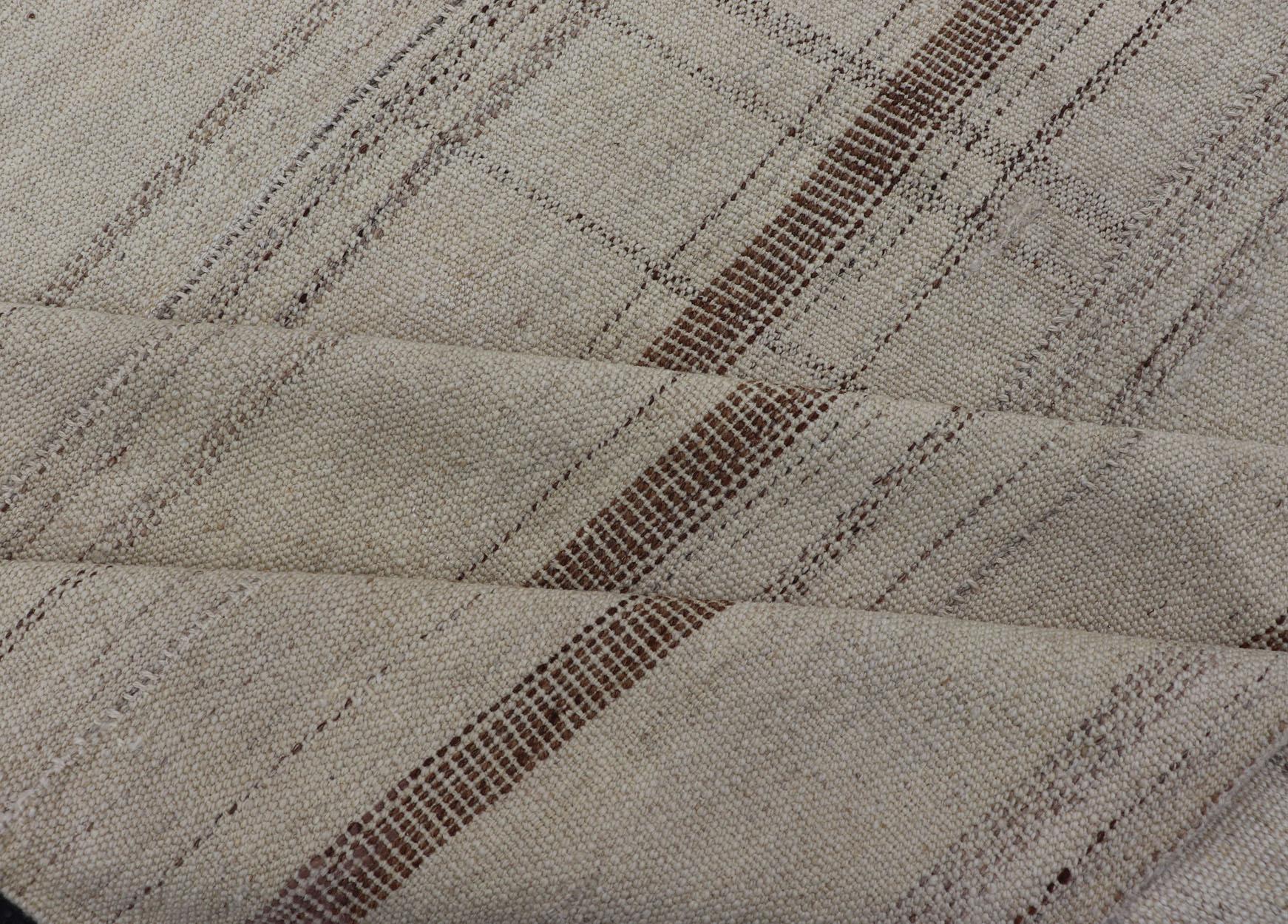Kilim turco d'epoca tessuto a mano con strisce color taupe, crema e marrone in vendita 5