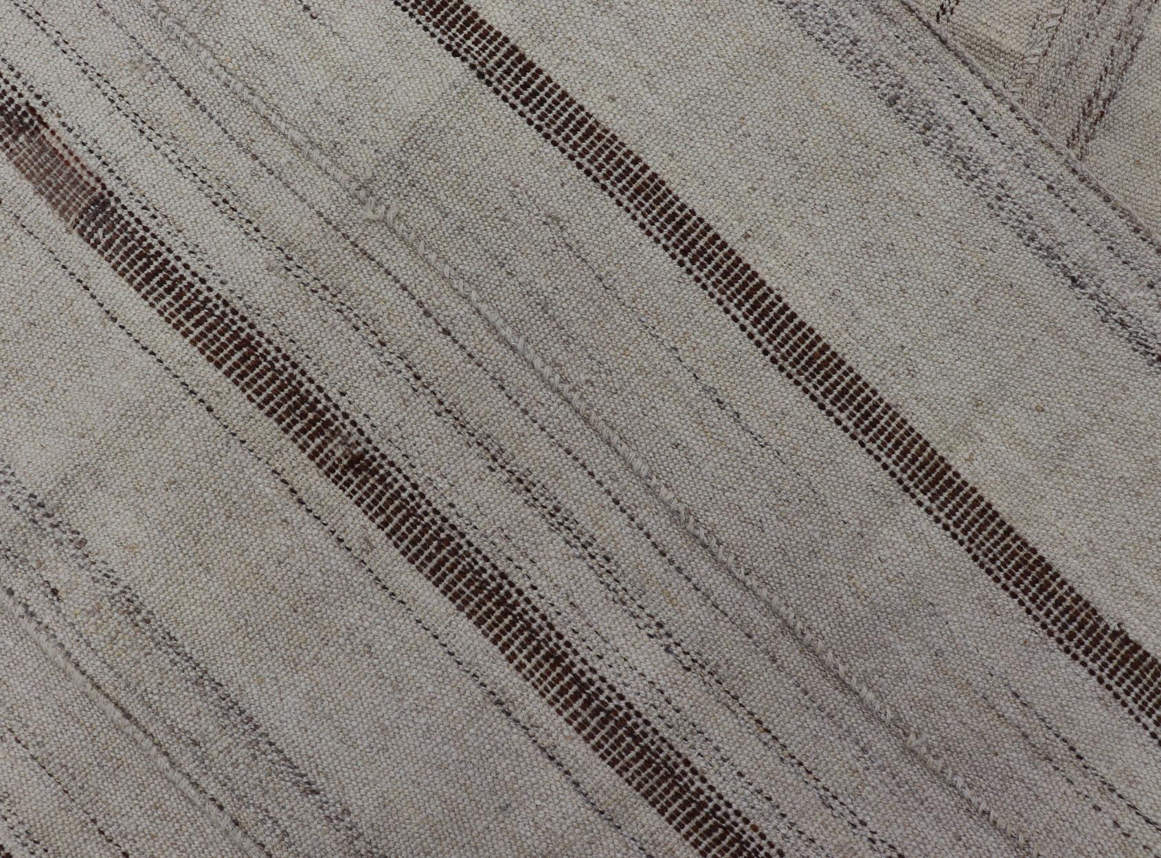 Kilim turco d'epoca tessuto a mano con strisce color taupe, crema e marrone in vendita 6