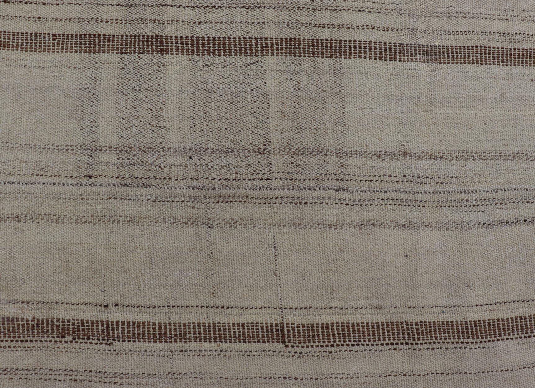 XX secolo Kilim turco d'epoca tessuto a mano con strisce color taupe, crema e marrone in vendita