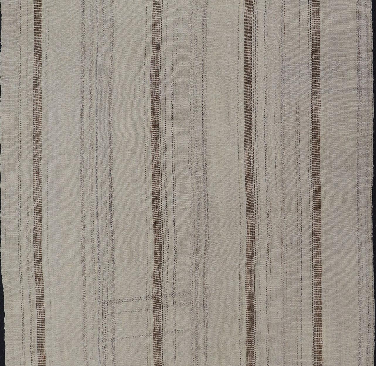 Kilim turco d'epoca tessuto a mano con strisce color taupe, crema e marrone in vendita 1