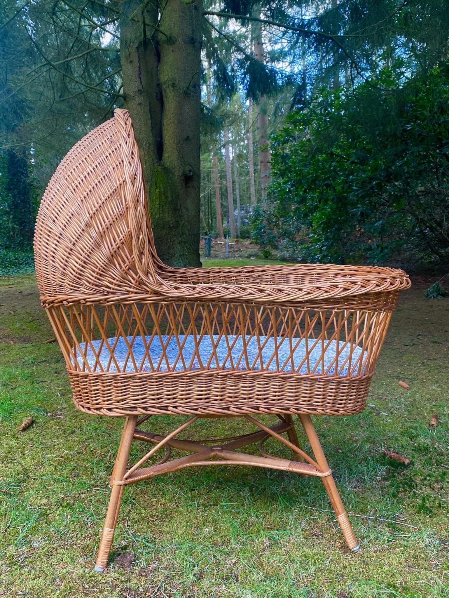 Gorgeous hand-woven baby crib, cradle, from ca. the 1960s-1970s. The metal parts inside, which are attached to the feet, are sharp so protection under the mattress is advised. (For instance a wooden plate can be used.)
The crib remains in a good