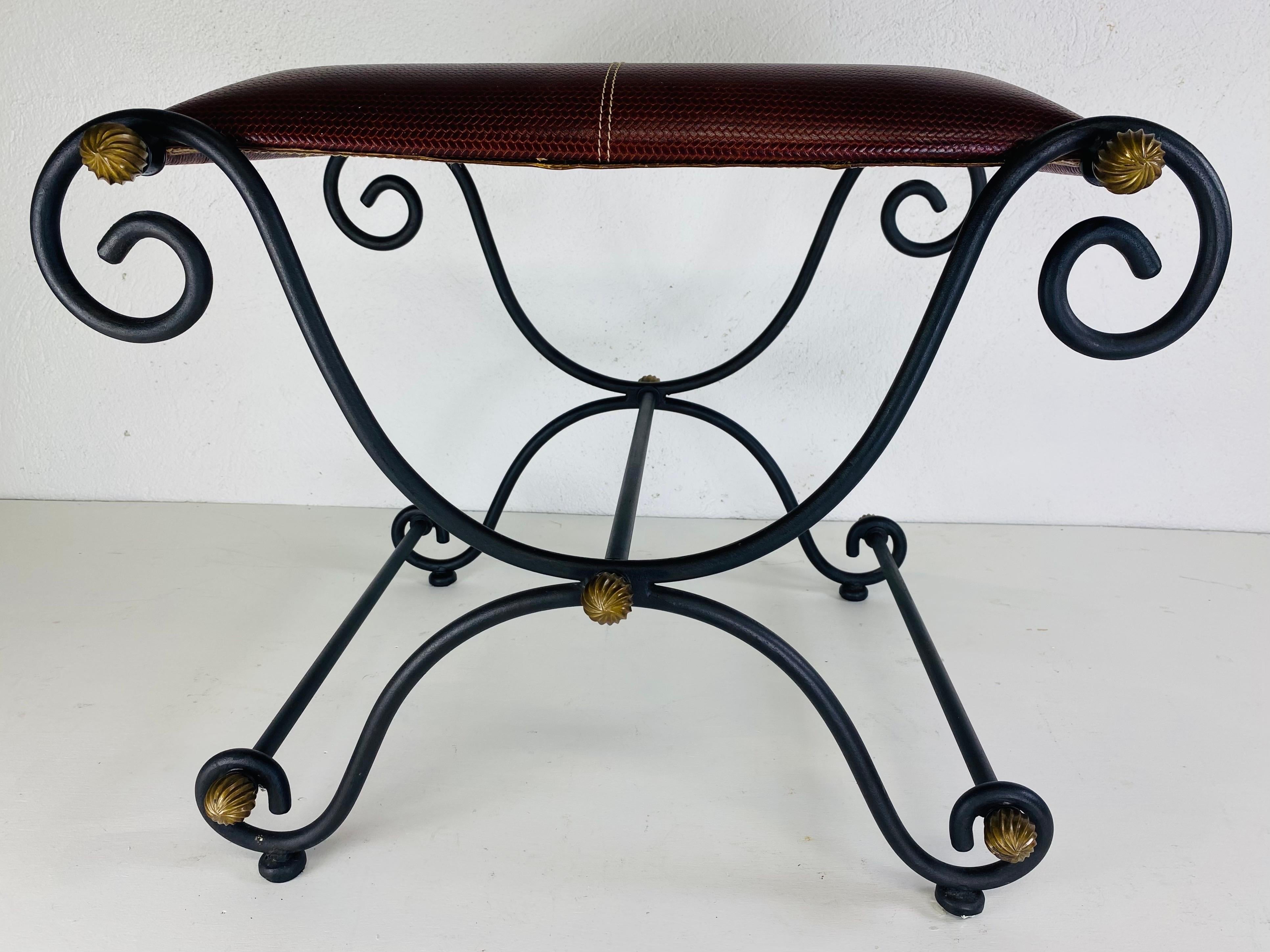 Banco vintage de hierro forjado a mano y cuero. en venta 2