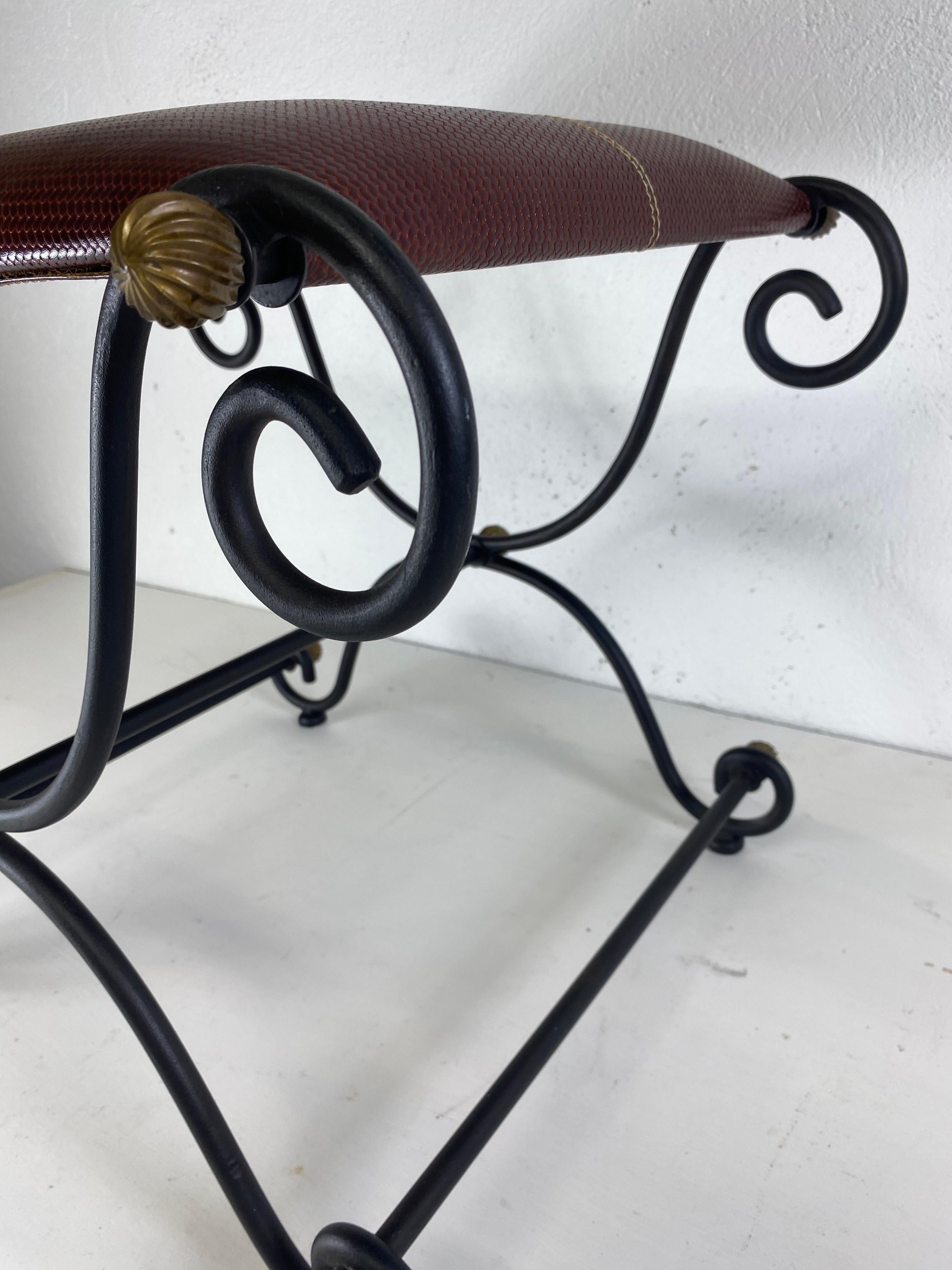 Banco vintage de hierro forjado a mano y cuero. Indio en venta