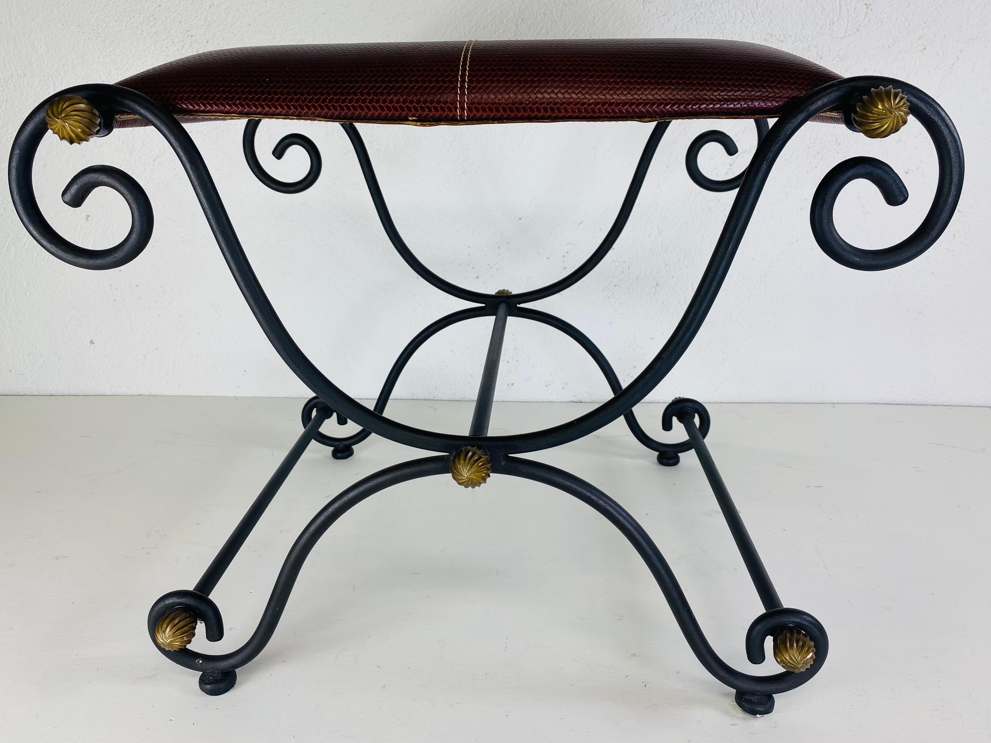 Banco vintage de hierro forjado a mano y cuero. en Bueno estado para la venta en Allentown, PA