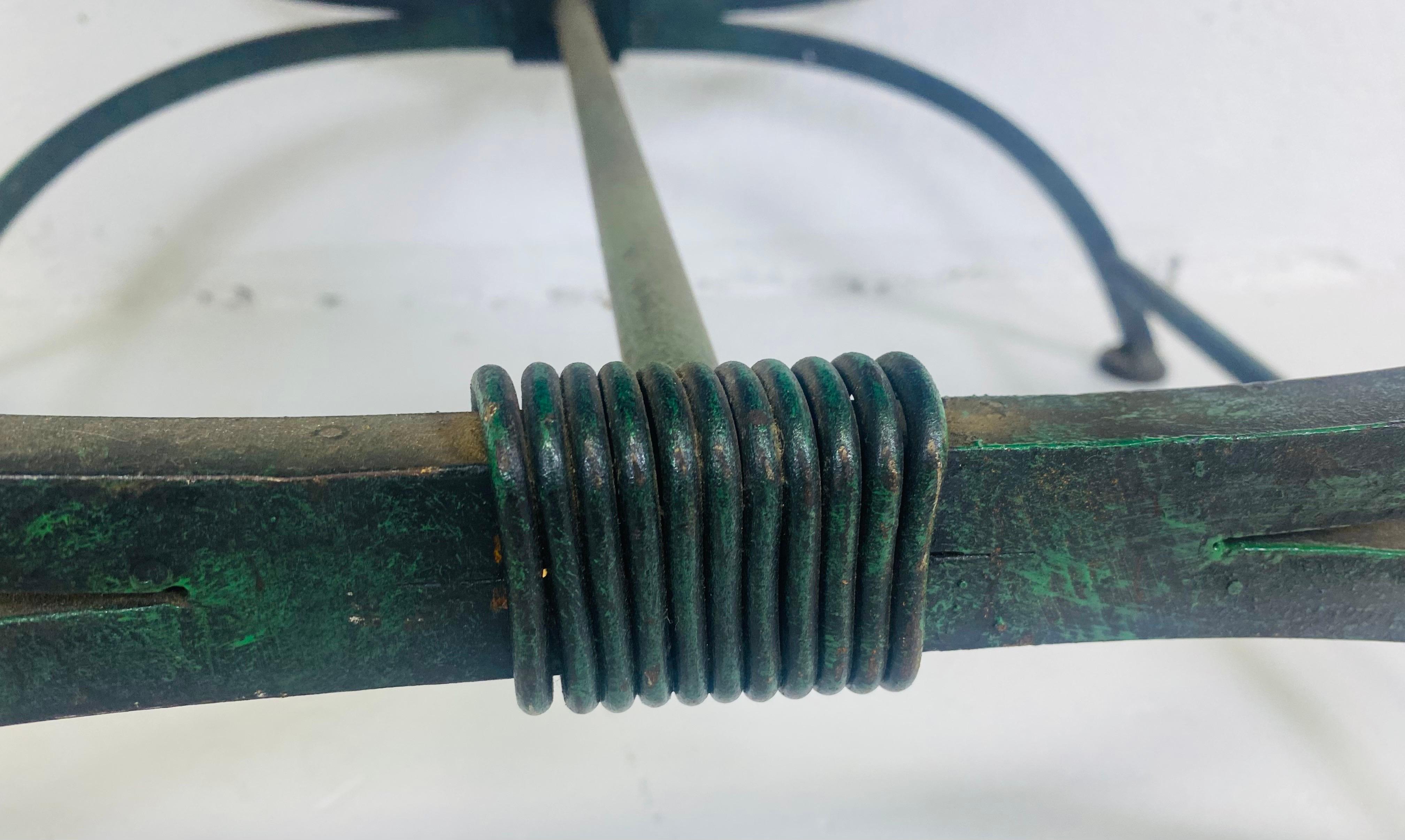 Si tratta di una panca in ferro battuto a mano in stile classico della fine del XX secolo. Questa panca è rivestita in velluto tagliato color crema con un motivo a chiave di ruscello. La panchina presenta una finitura in bronzo patinato sulla